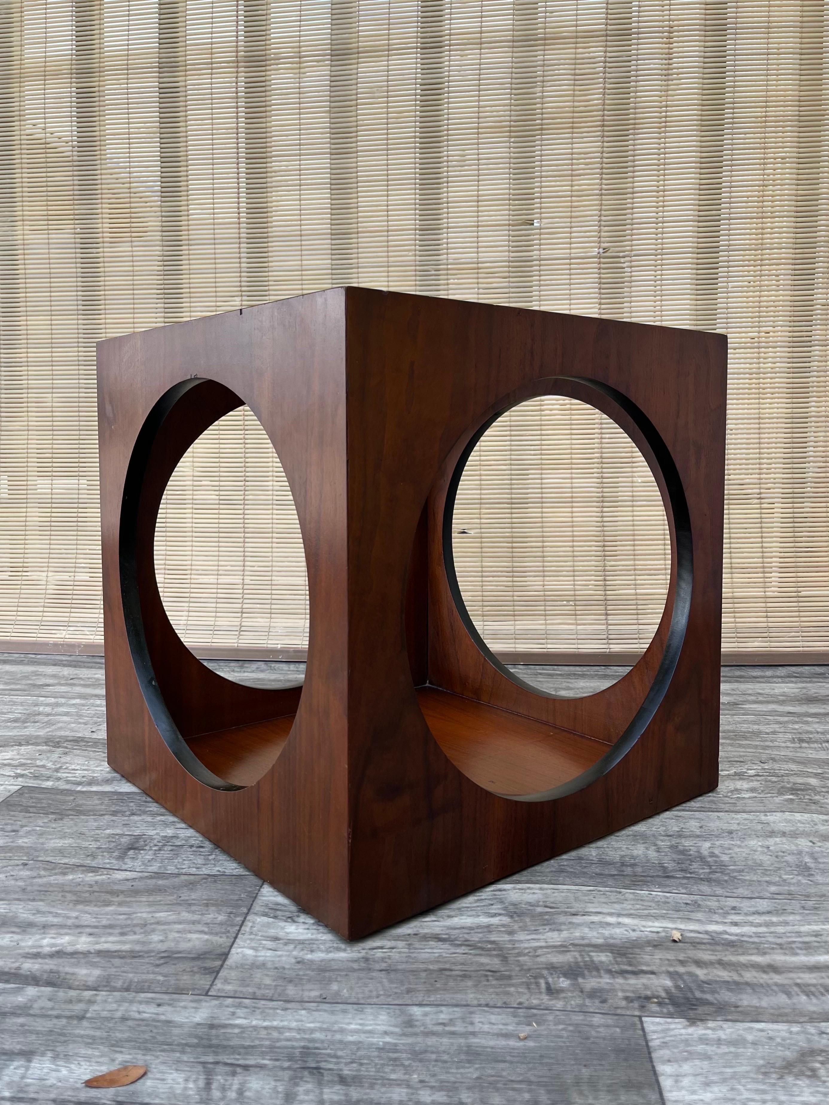 Placage 1960s Mid-Century Modern Lane Cube Side Table W/ Smoke Glass Top by Lane en vente