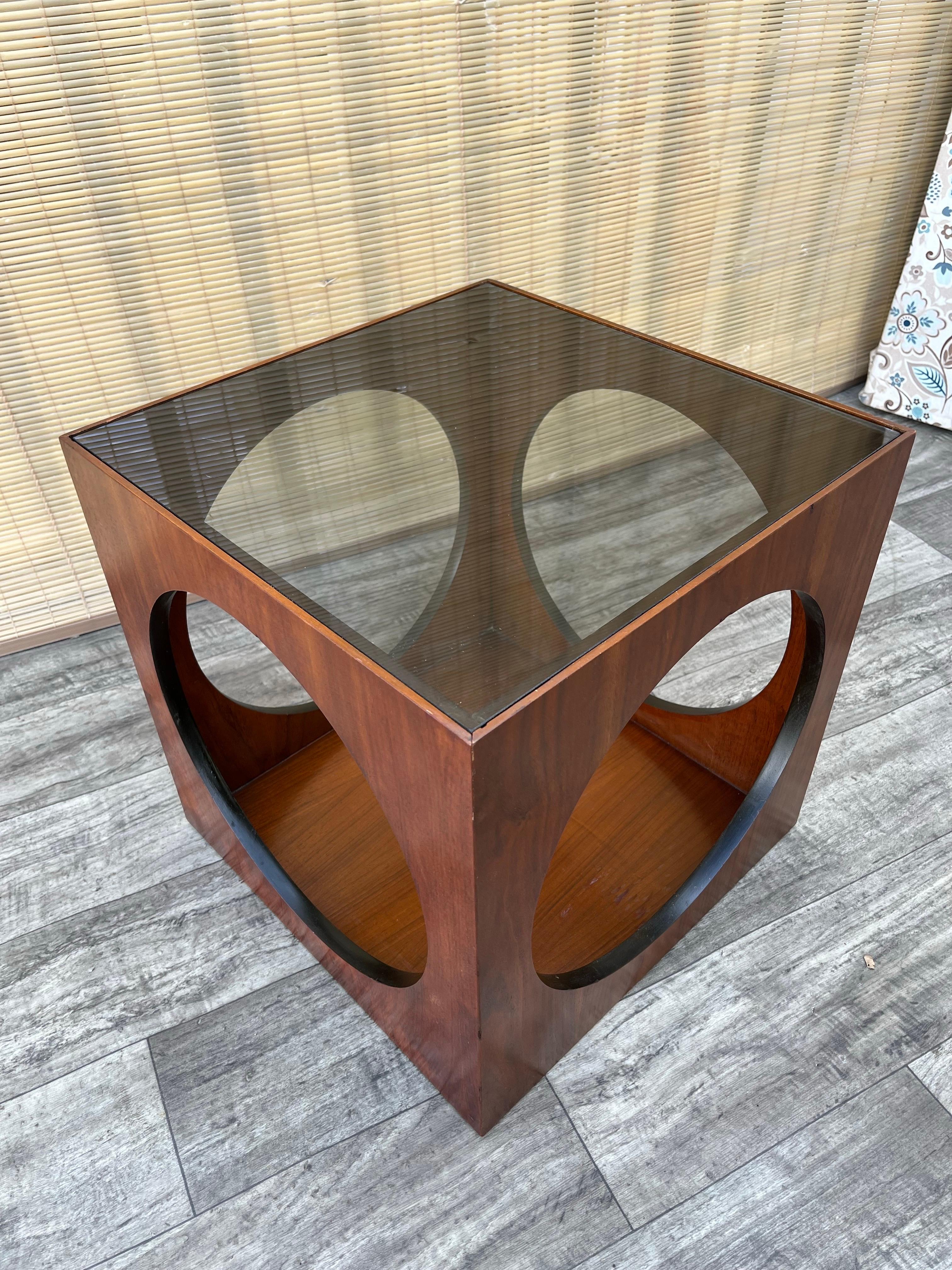 1960s Mid-Century Modern Lane Cube Side Table W/ Smoke Glass Top by Lane Bon état - En vente à Miami, FL