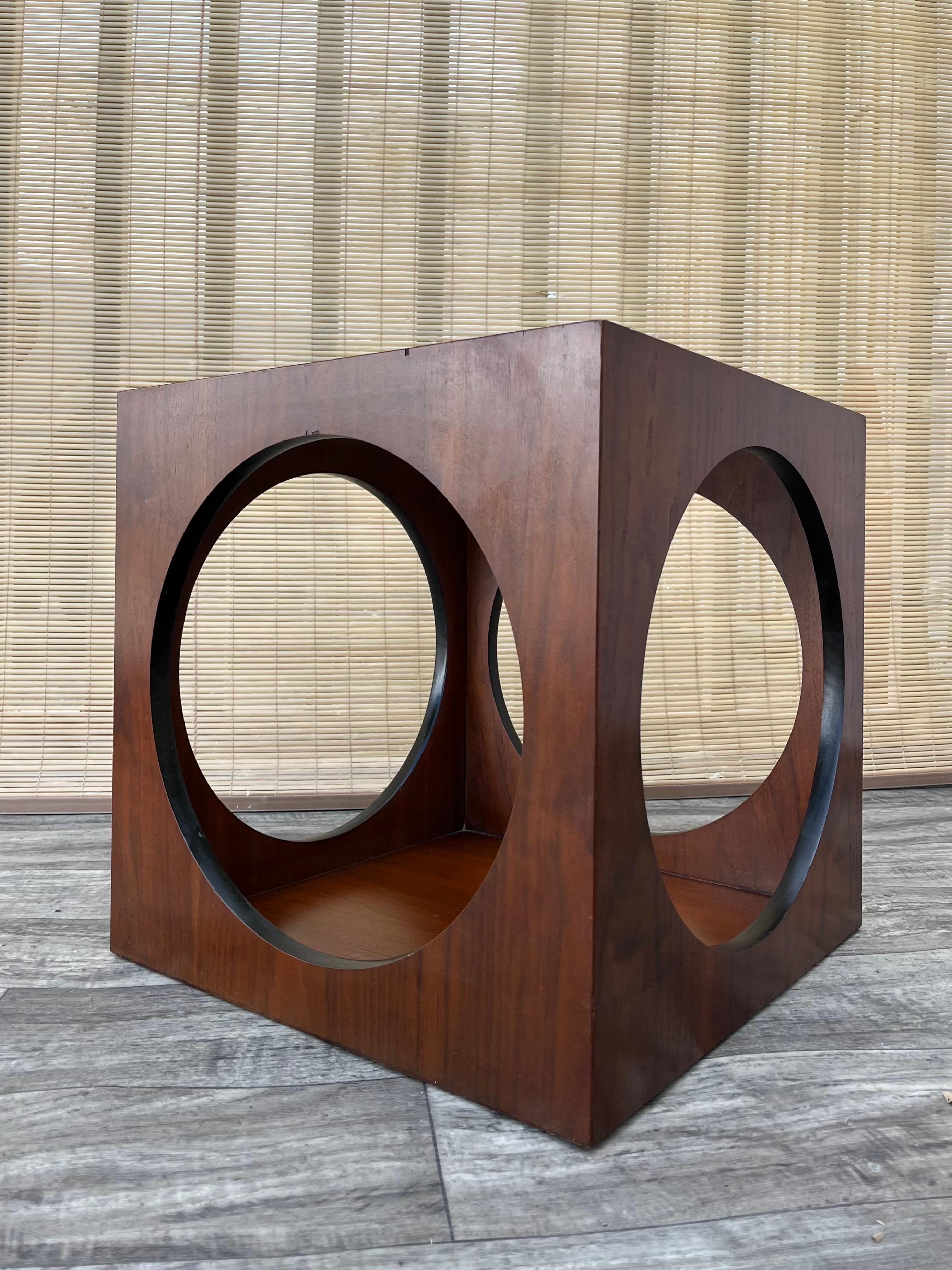 Milieu du XXe siècle 1960s Mid-Century Modern Lane Cube Side Table W/ Smoke Glass Top by Lane en vente