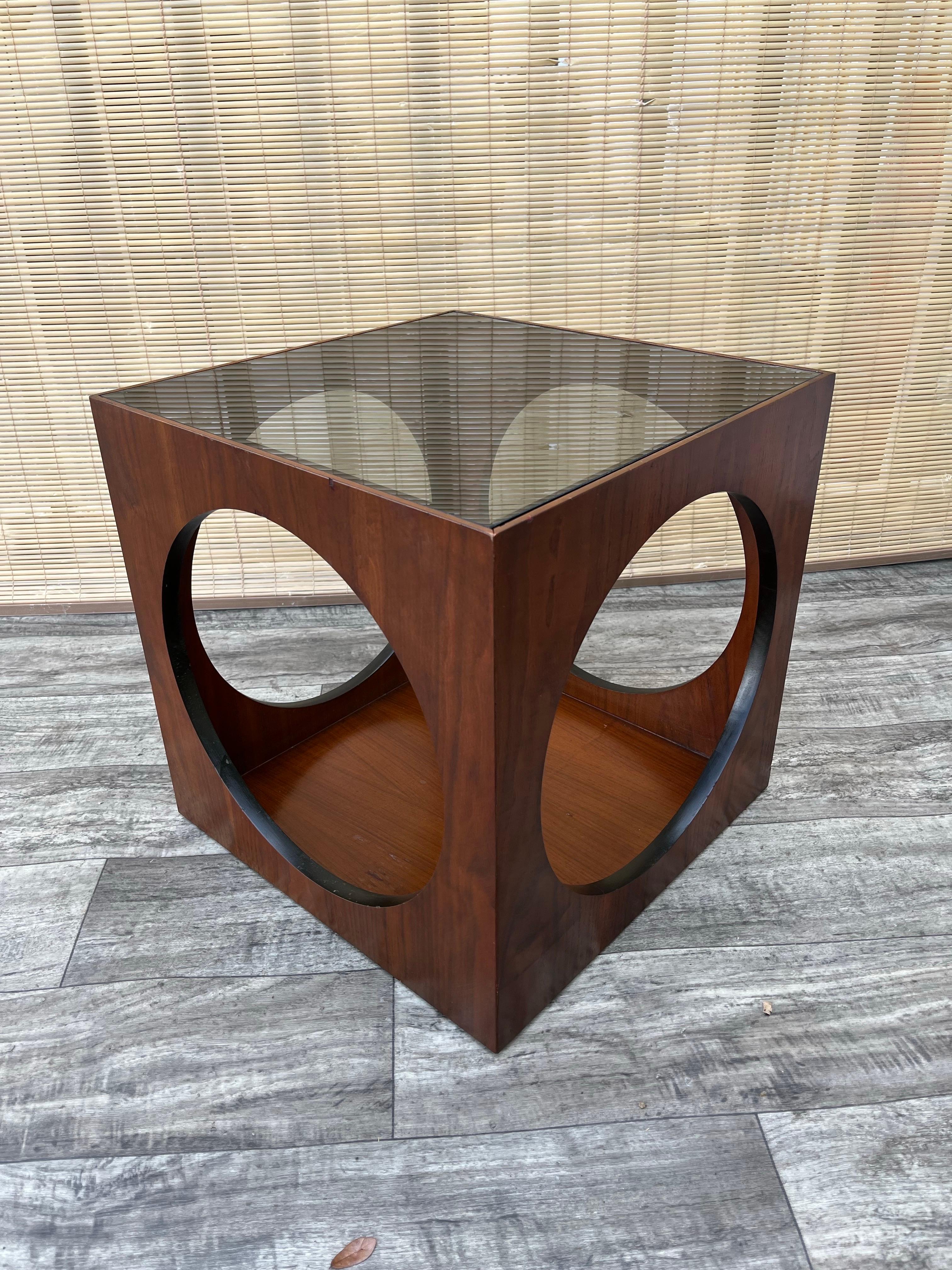 1960s Mid-Century Modern Lane Cube Side Table W/ Smoke Glass Top by Lane en vente 1