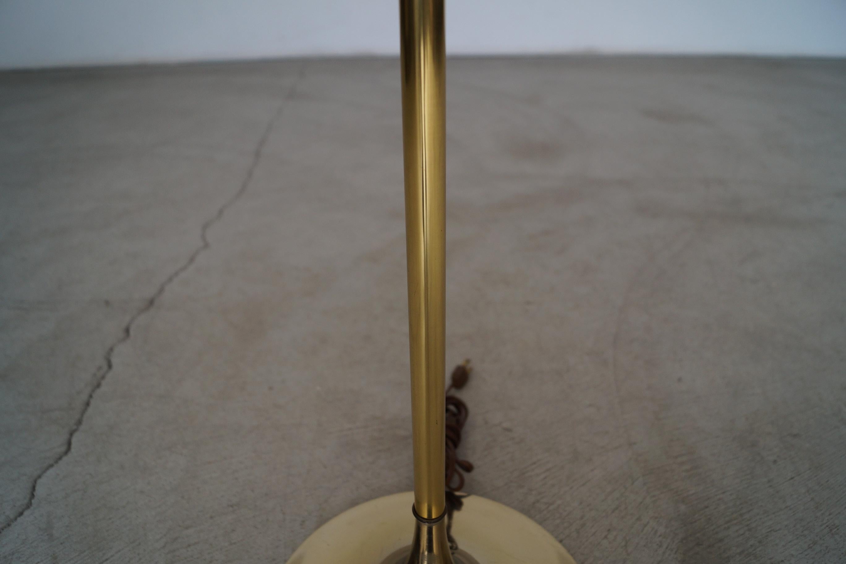 1960's Mid-Century Modern Laurel Lighting Tulip Messing & Rauchglas Stehleuchte im Angebot 1