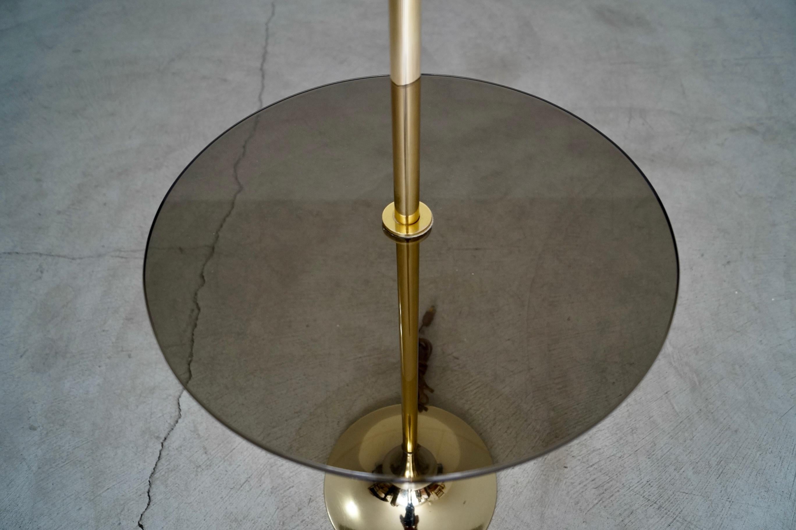 Lampadaire Laurel moderne du milieu du siècle dernier, tulipe laiton et verre fumé, années 1960 en vente 2