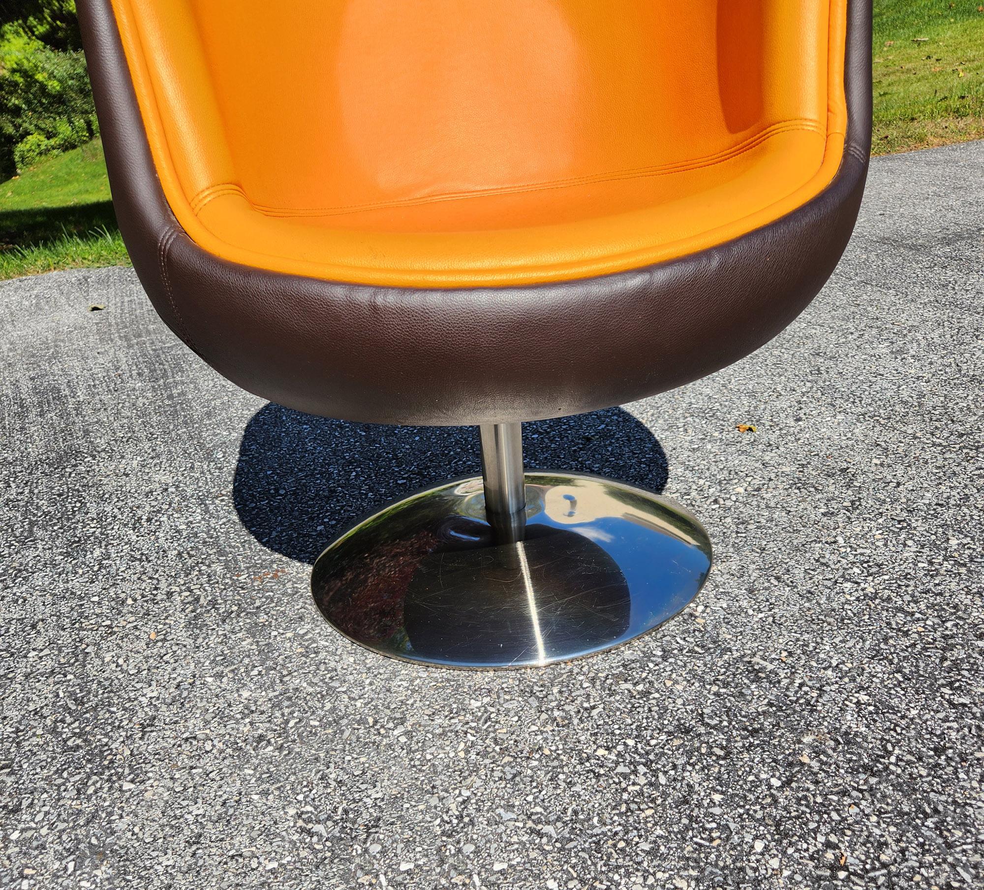 1960s Mid-Century Modern Leather Swivel Chair For Sale 5