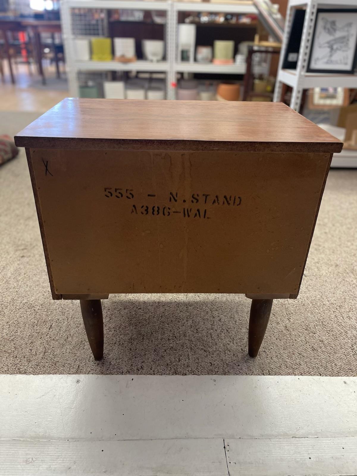 1960er Jahre Mid-Century Modern Likely Nussbaum Nachttisch  Nachttisch mit 2 Schubladen im Angebot 4