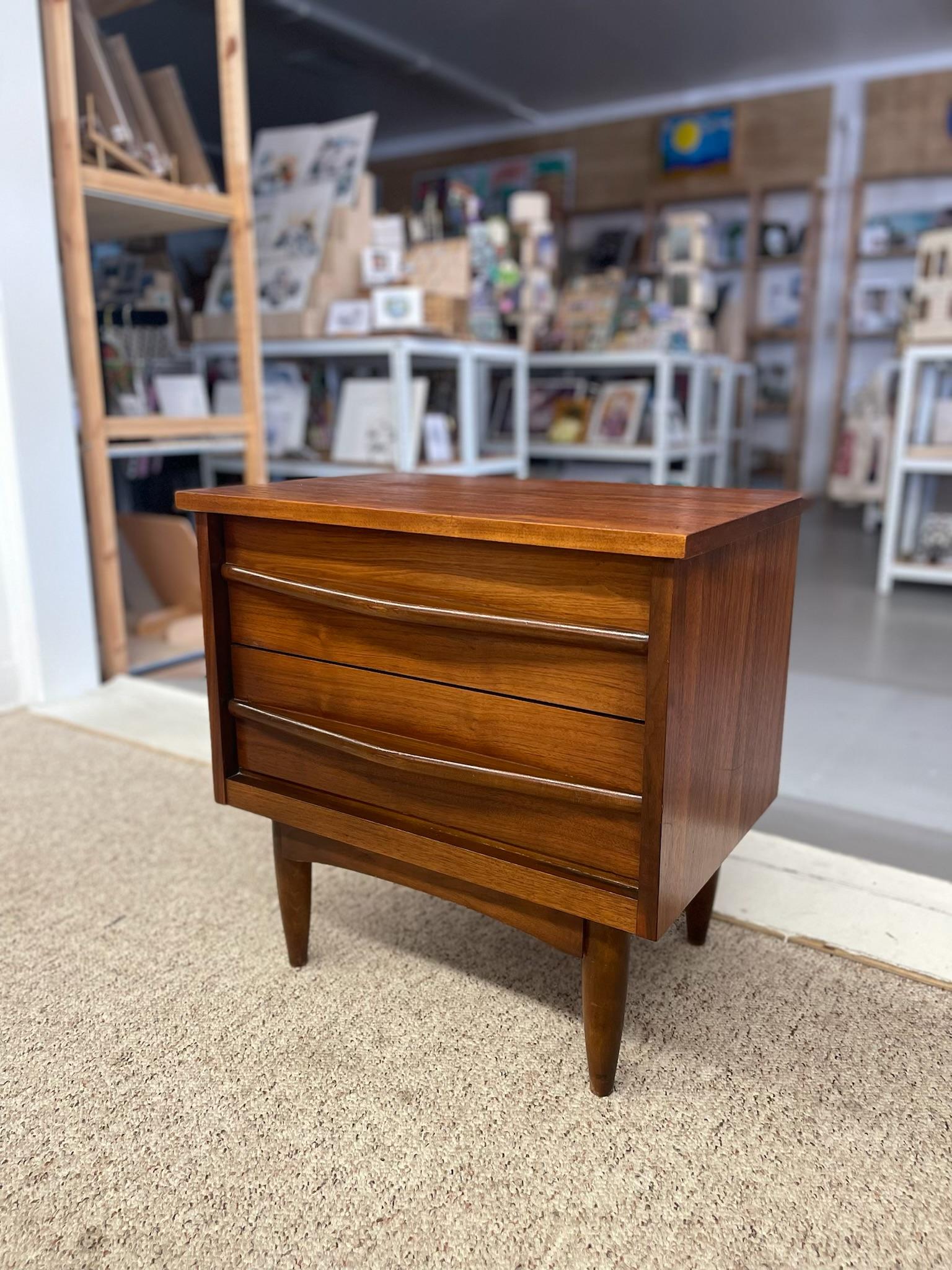 1960er Jahre Mid-Century Modern Likely Nussbaum Nachttisch  Nachttisch mit 2 Schubladen im Zustand „Gut“ im Angebot in Seattle, WA