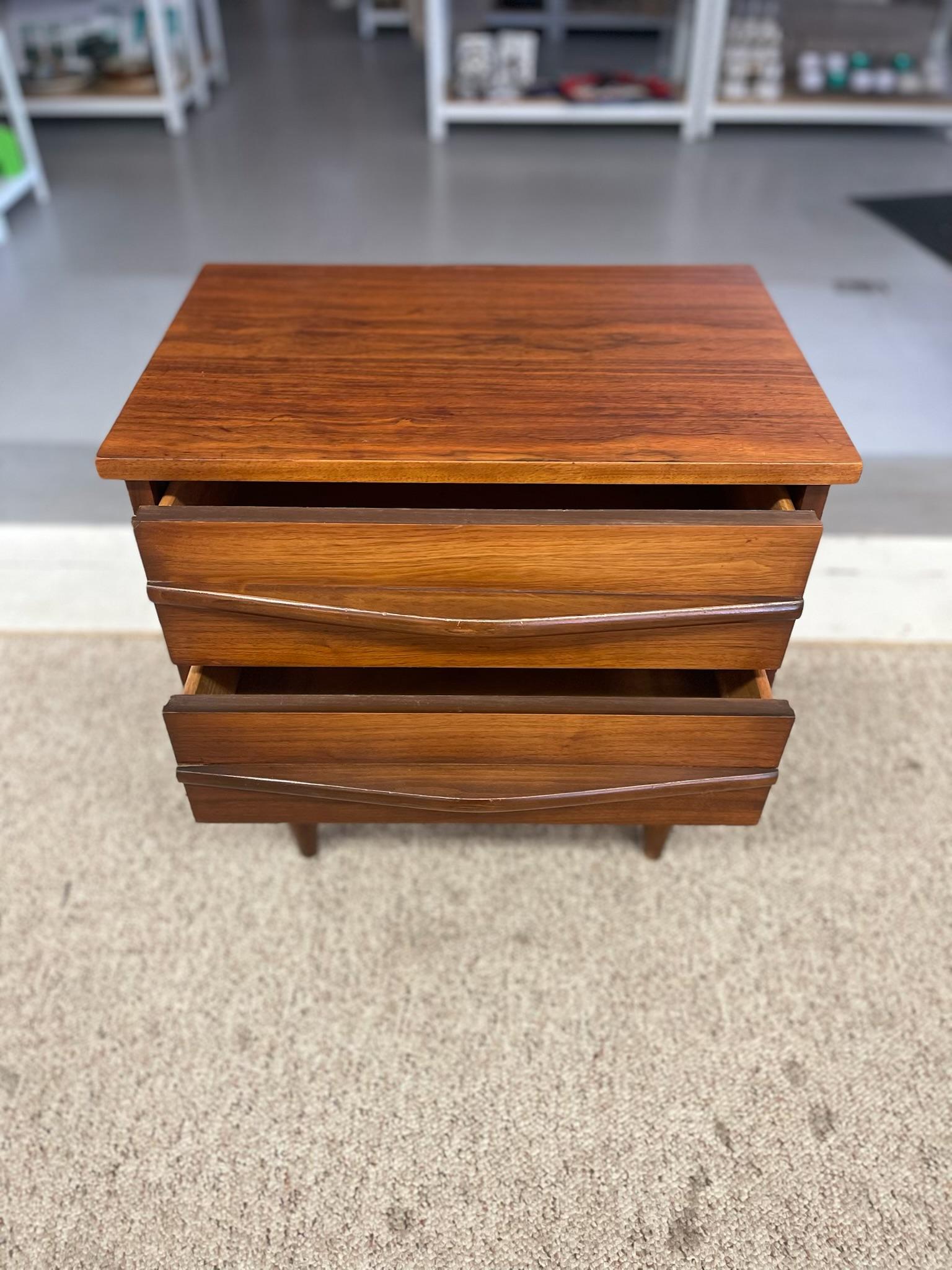 1960er Jahre Mid-Century Modern Likely Nussbaum Nachttisch  Nachttisch mit 2 Schubladen (Walnuss) im Angebot