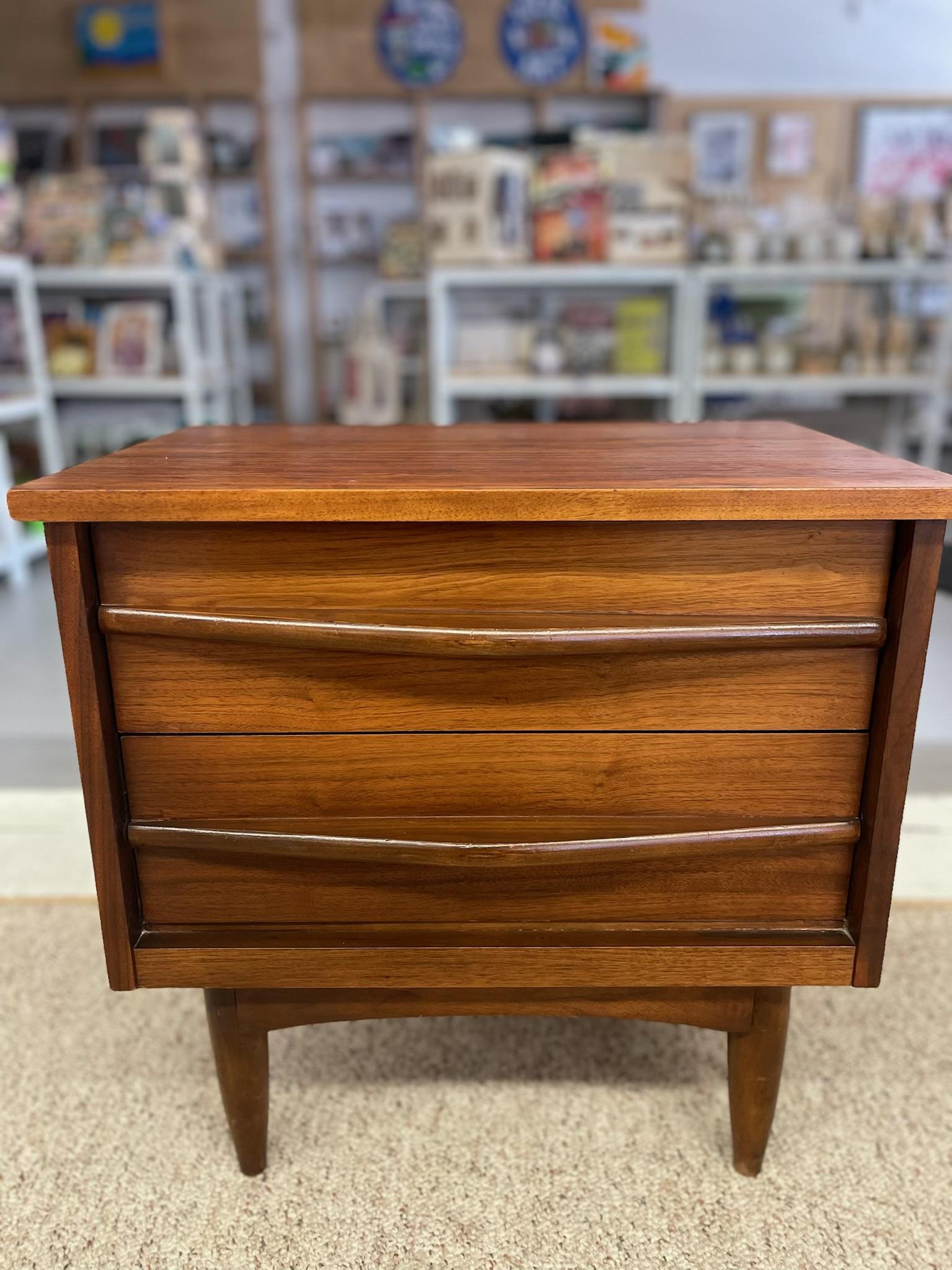 1960er Jahre Mid-Century Modern Likely Nussbaum Nachttisch  Nachttisch mit 2 Schubladen im Angebot 1