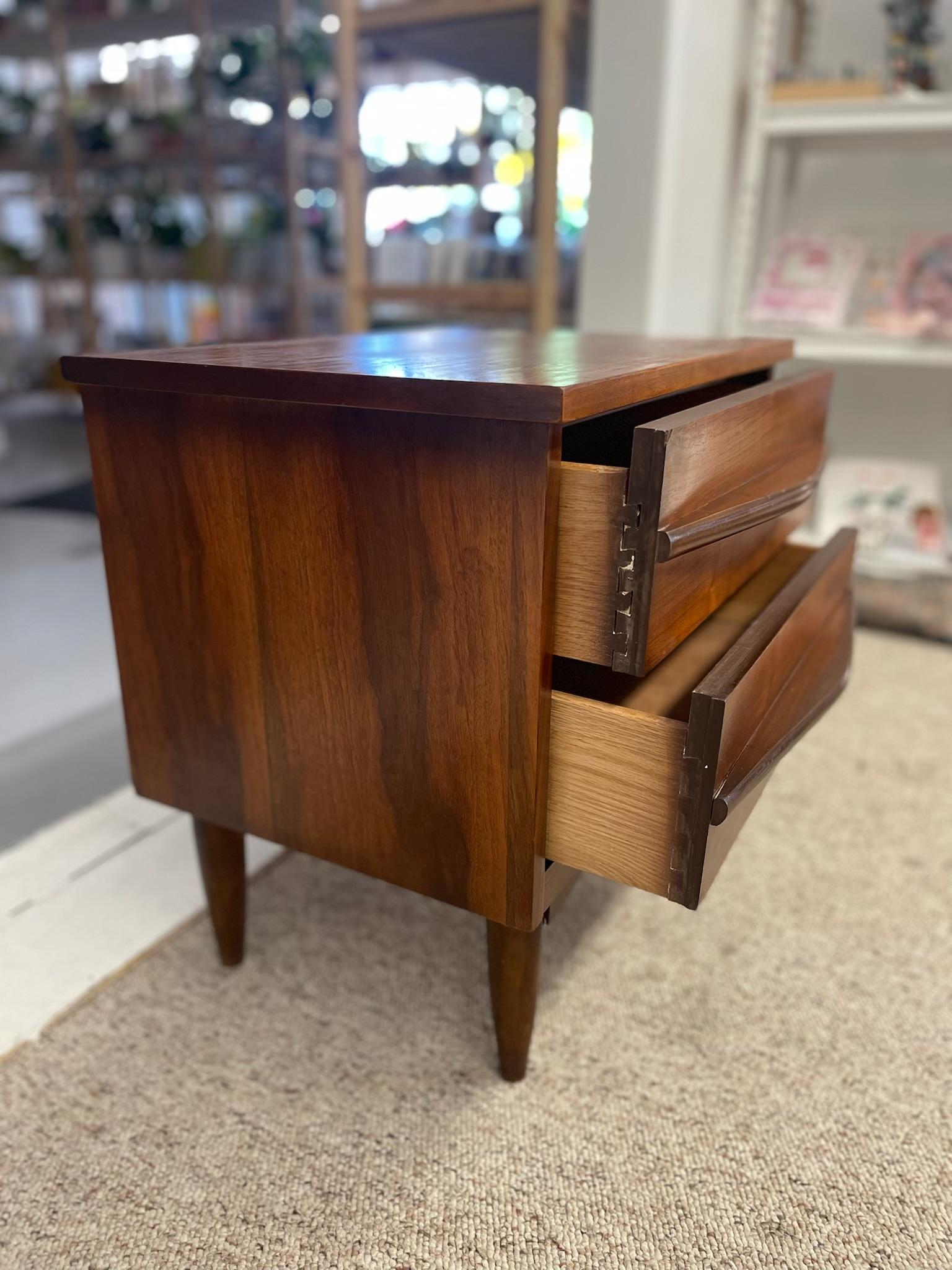1960er Jahre Mid-Century Modern Likely Nussbaum Nachttisch  Nachttisch mit 2 Schubladen im Angebot 2