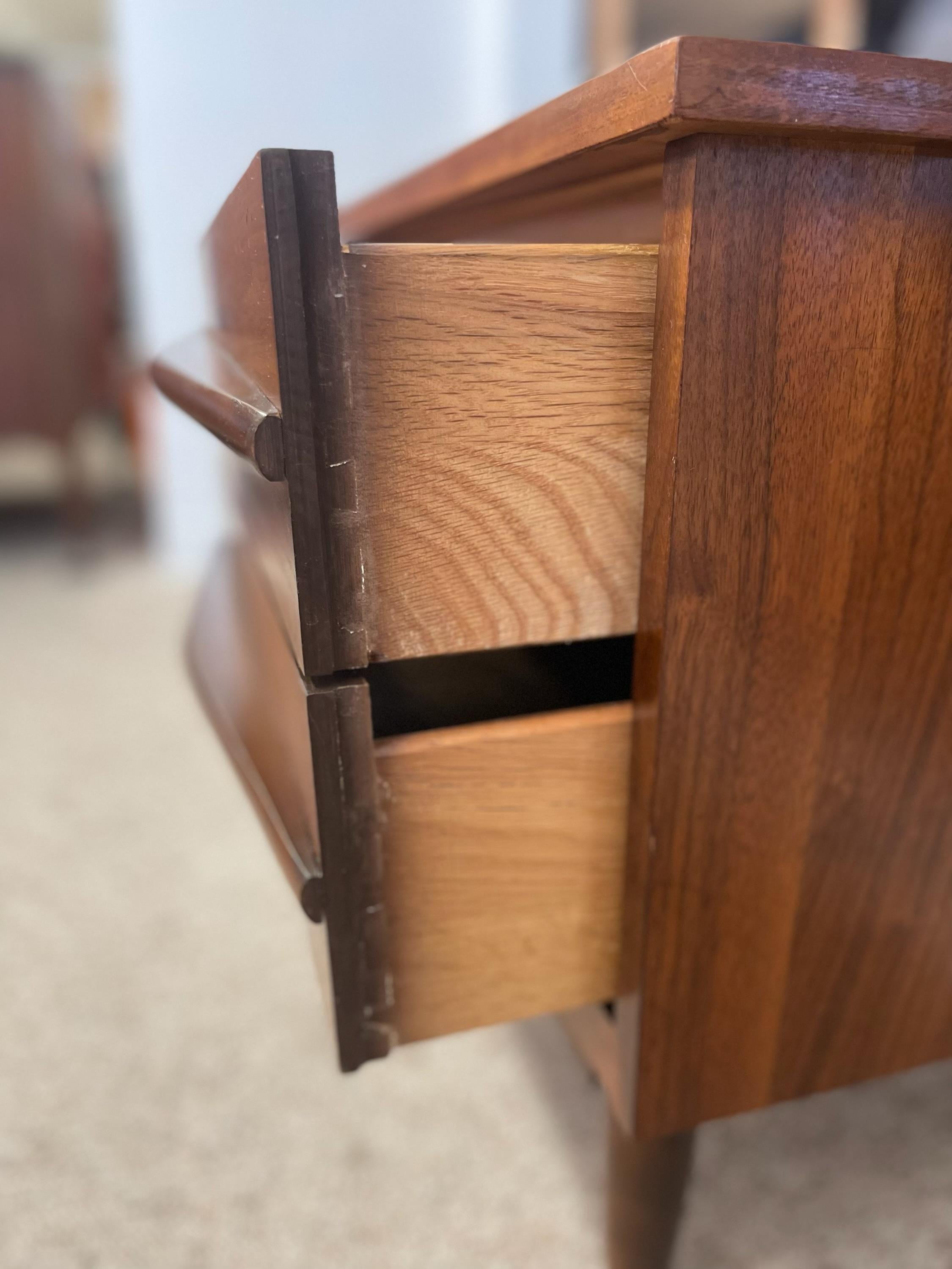 1960er Jahre Mid-Century Modern Likely Nussbaum Nachttisch  Nachttisch mit 2 Schubladen im Angebot 3