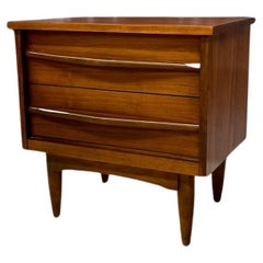 1960er Jahre Mid-Century Modern Likely Nussbaum Nachttisch  Nachttisch mit 2 Schubladen