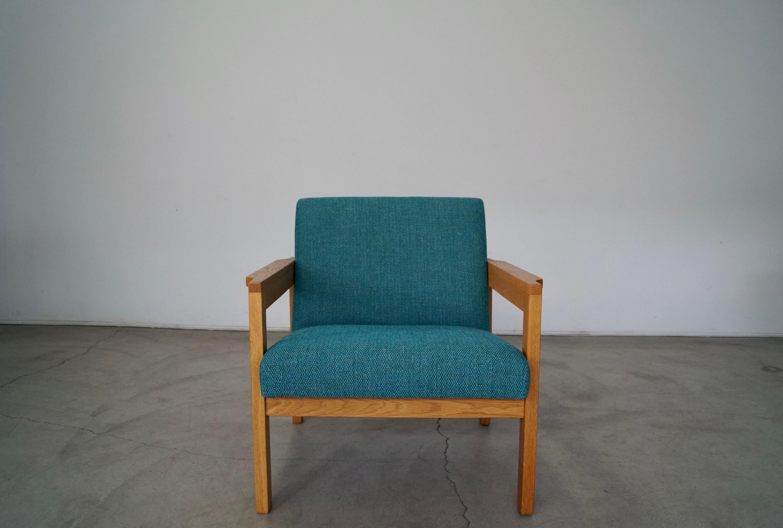 Se vende silla moderna vintage de mediados de siglo. Se ha restaurado profesionalmente y ha quedado estupendamente. Tiene un armazón de roble macizo barnizado con un acabado de roble natural y retapizado con la línea de telas Twist de HBF Textiles.