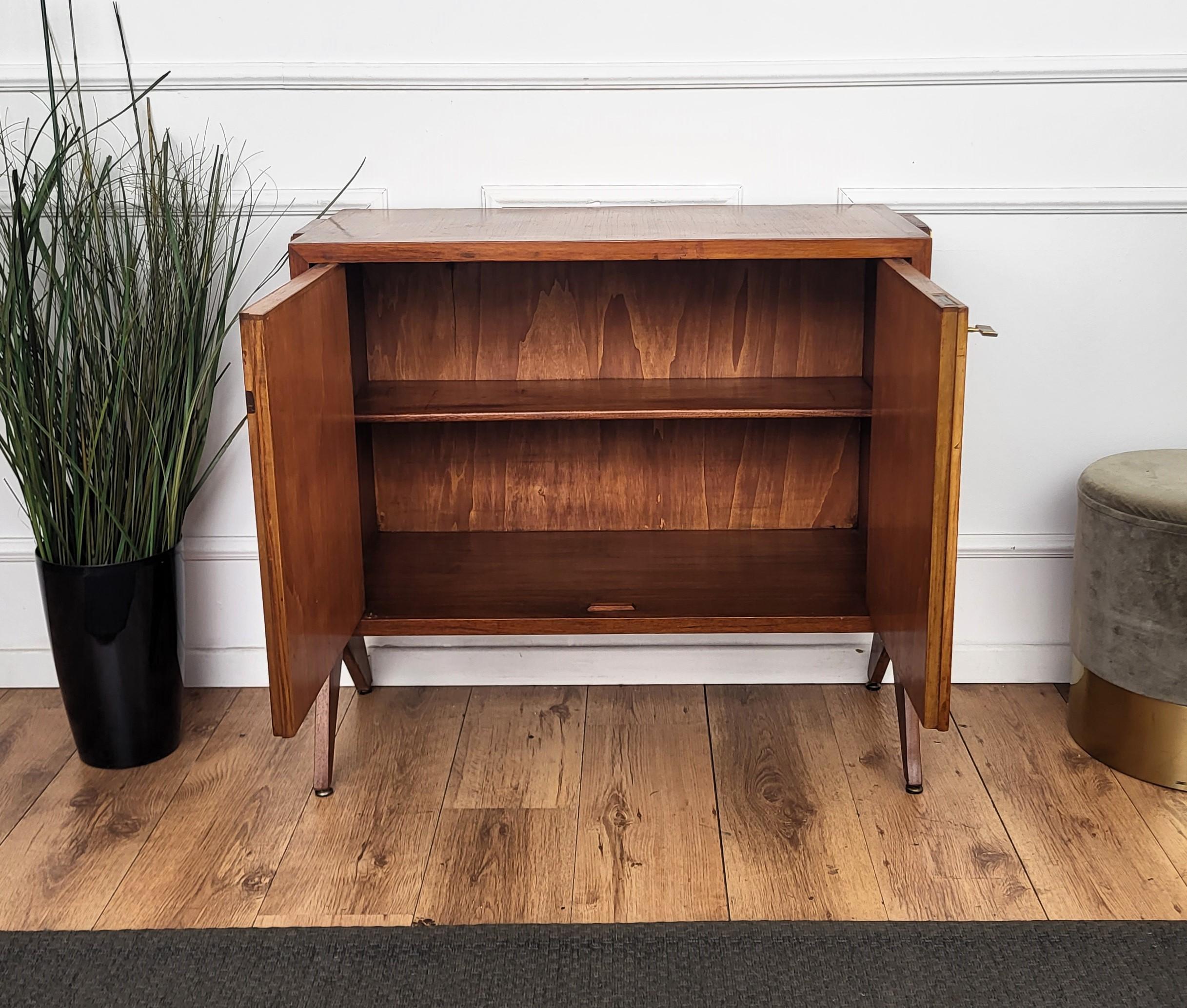 1960 Mid-Century Modern MCM Italian Walnut Wood and Brass Dry Bar Cabinet in vendita 3