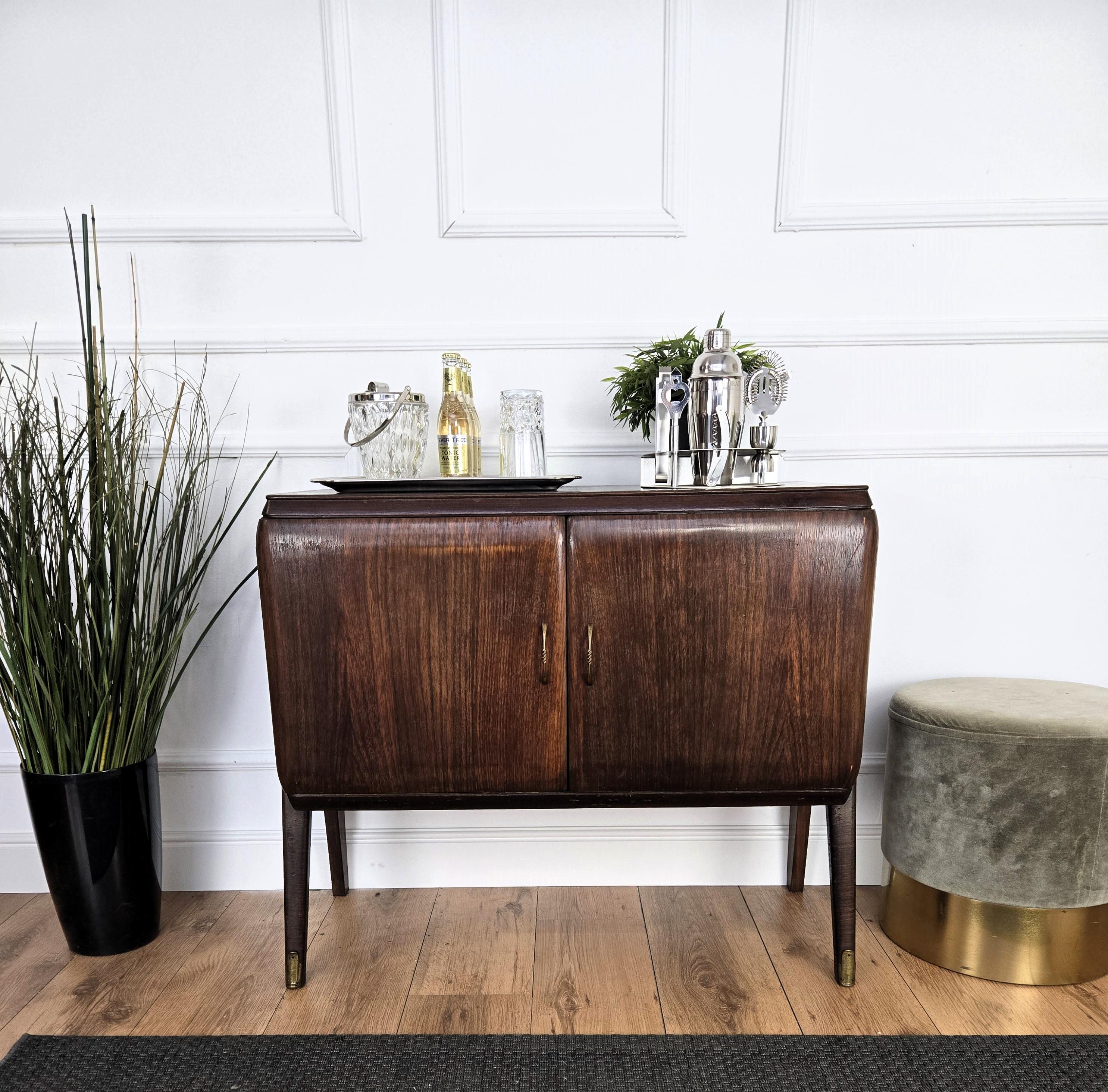 Very elegant Italian Mid-Century Modern dry bar cocktail cabinet, in beautiful wood with two central doors with internal mirror mosaic on the right side and storage space on the left, all highlighted by the side typical carved Italian Mid-Century