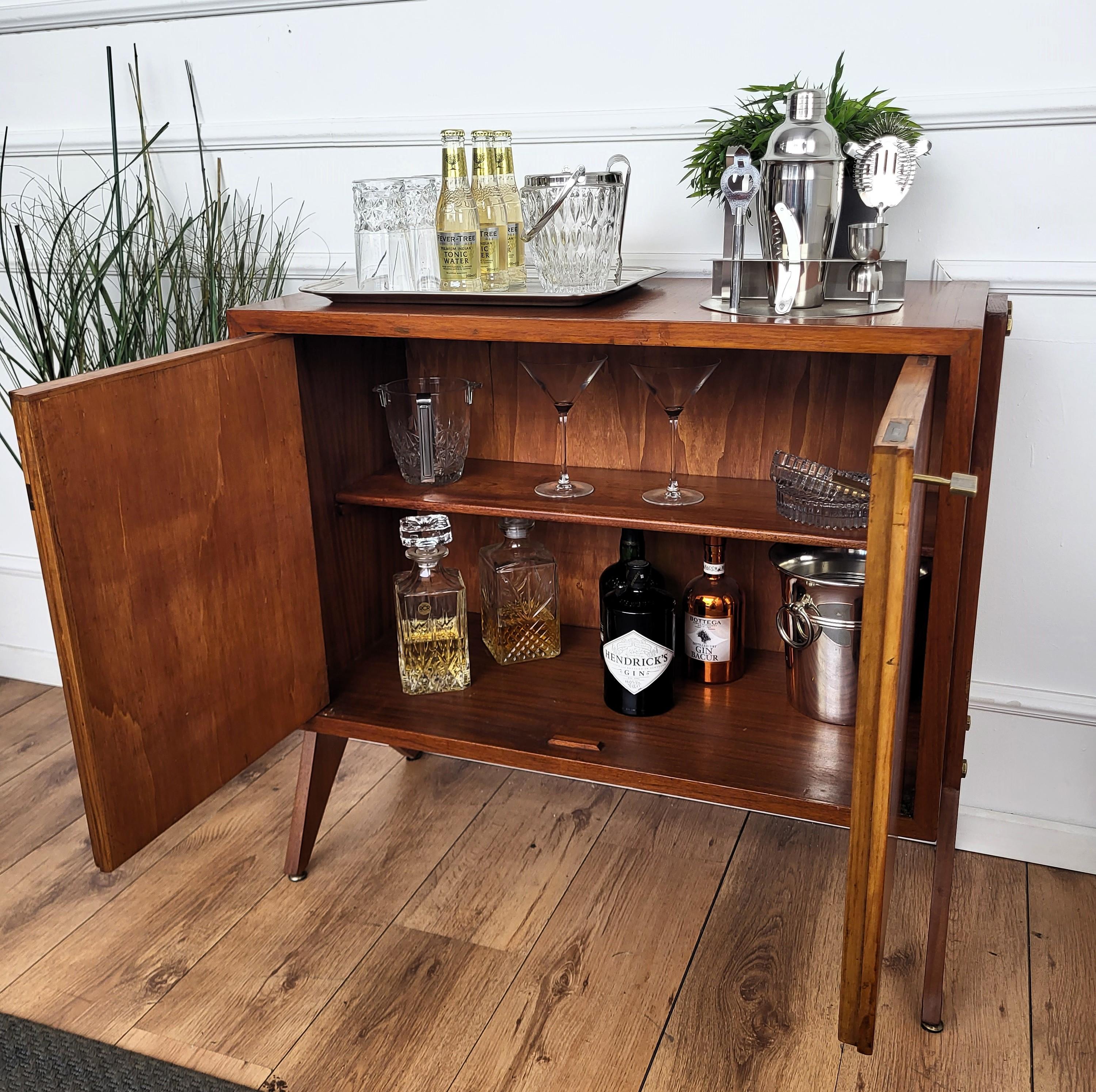 Mid-Century moderno 1960 Mid-Century Modern MCM Italian Walnut Wood and Brass Dry Bar Cabinet in vendita