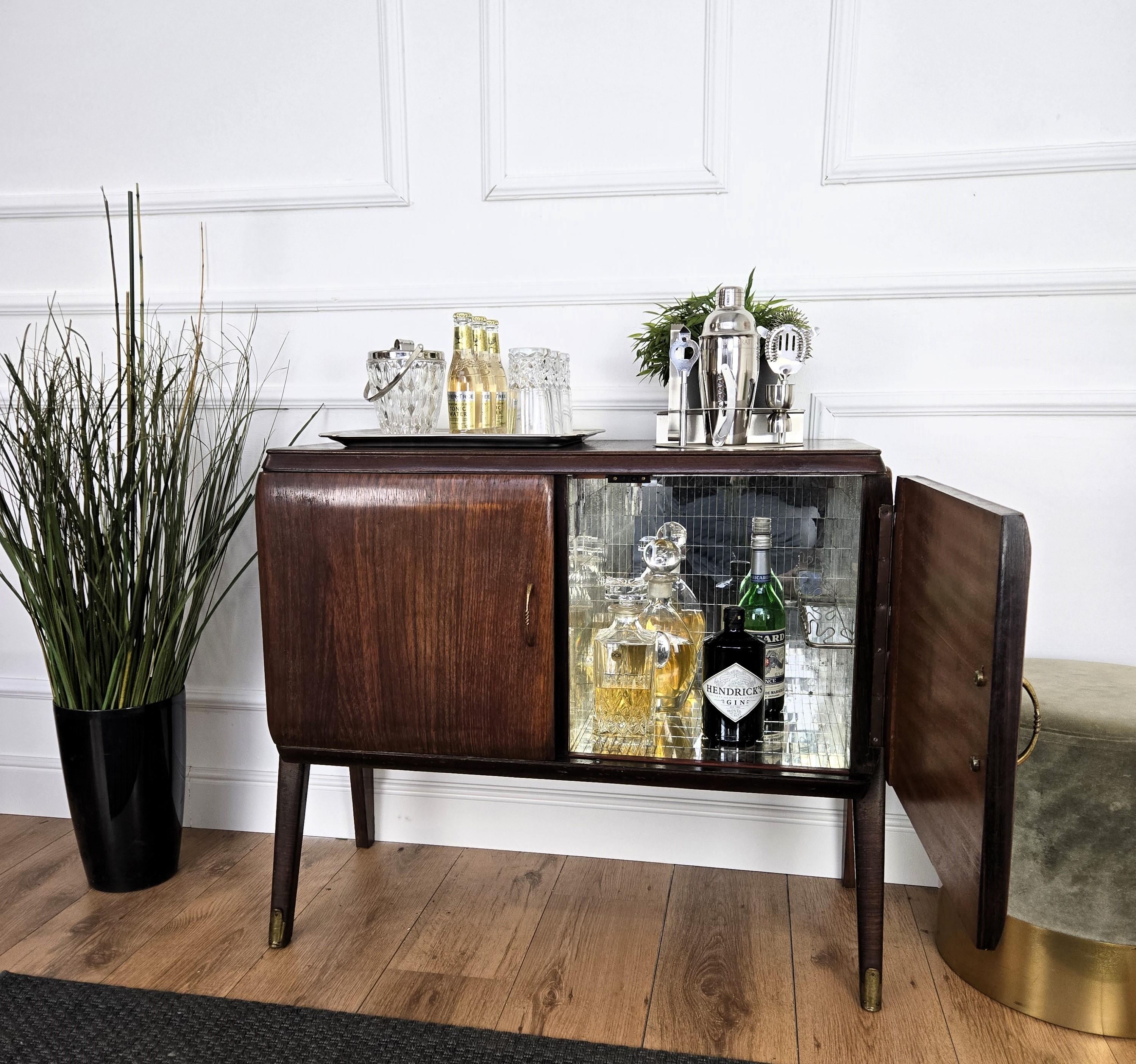 1960s Mid-Century Modern MCM Italian Walnut Wood and Brass Dry Bar Cabinet In Good Condition In Carimate, Como