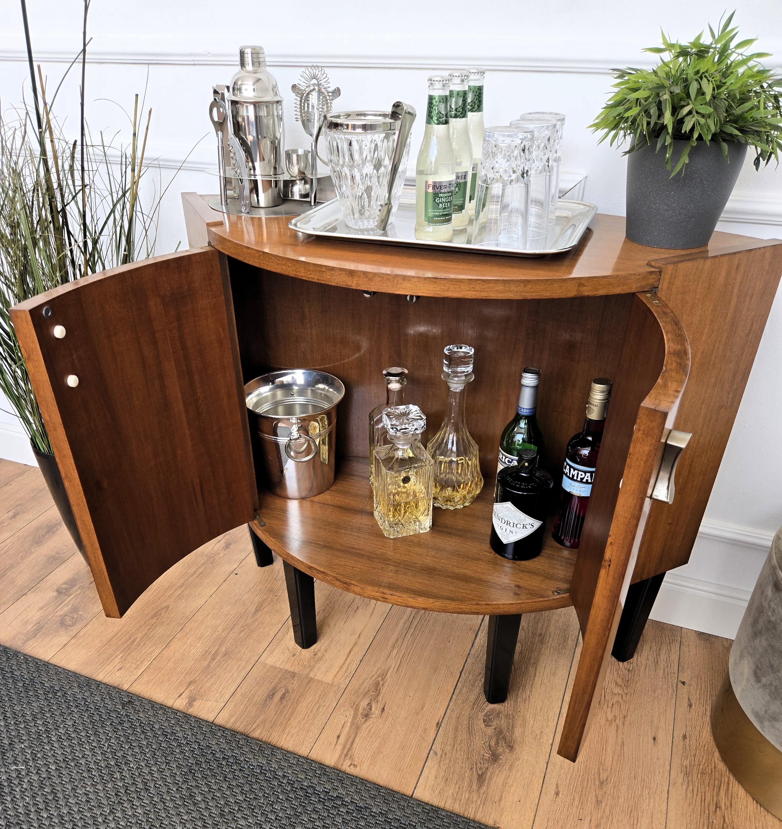 1960s Mid-Century Modern MCM Italian Walnut Wood and Brass Dry Bar Cabinet Moderno de mediados de siglo en venta