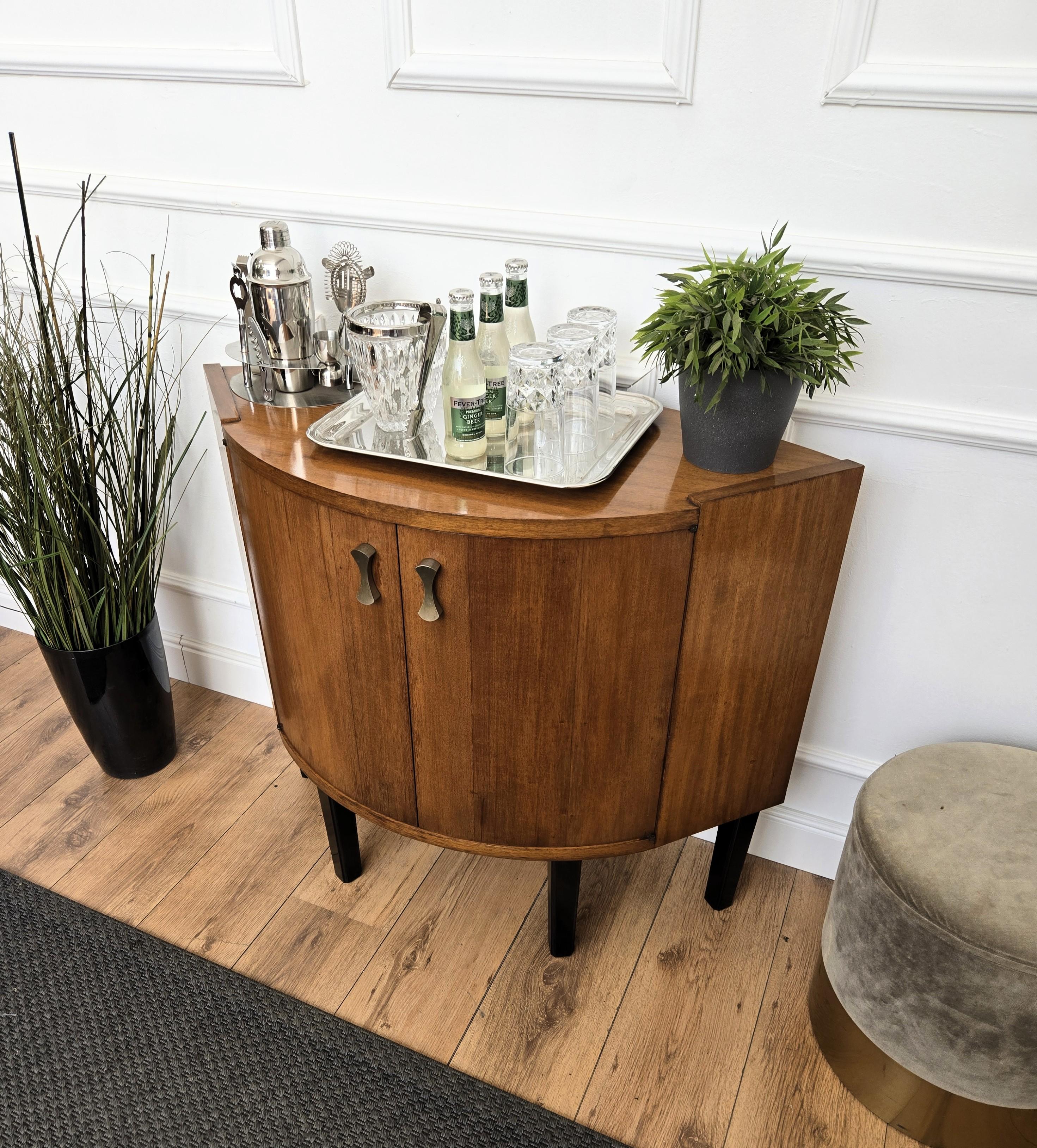 1960s Mid-Century Modern MCM Italian Walnut Wood and Brass Dry Bar Cabinet Italiano en venta