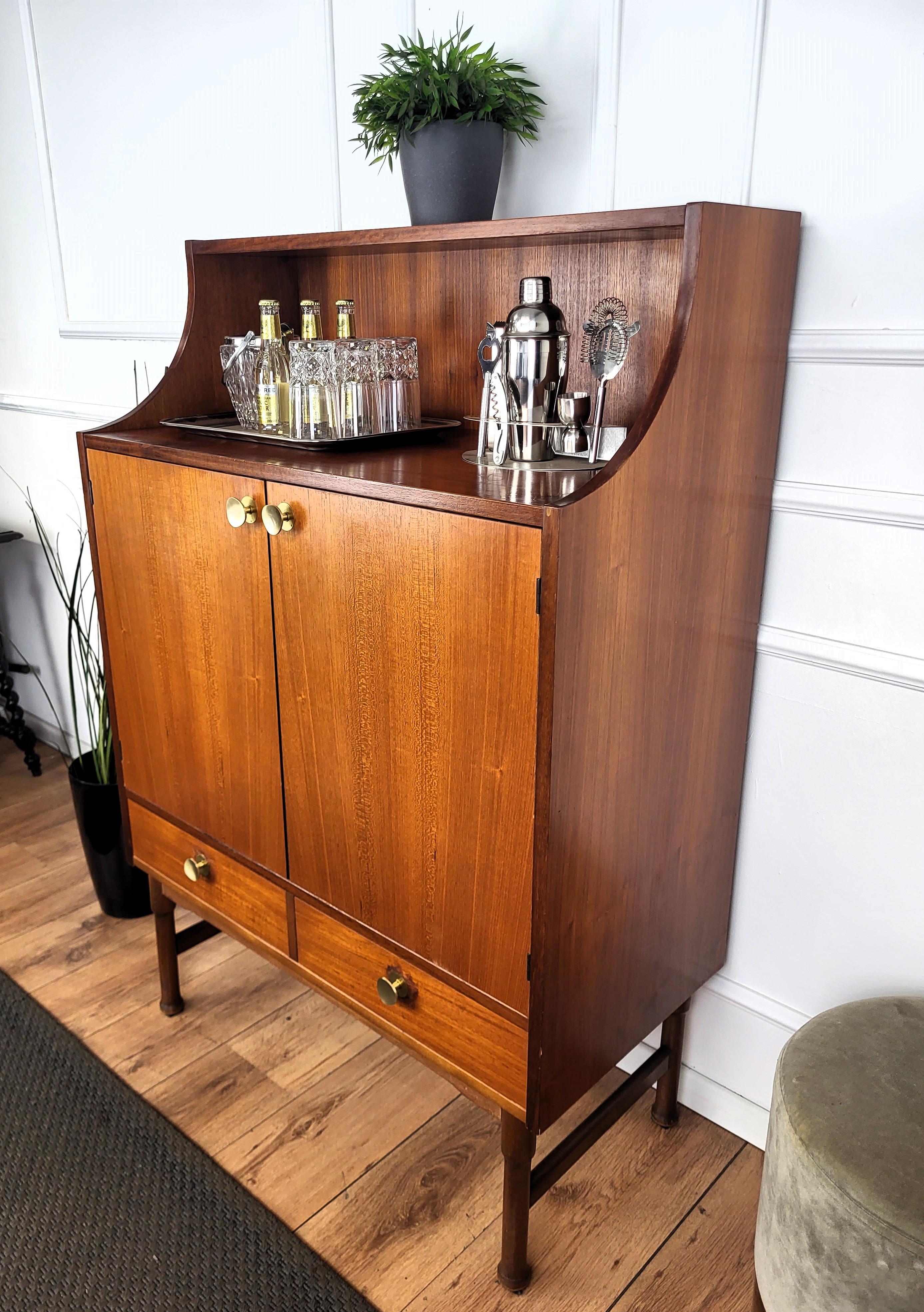 1960s Mid-Century Modern MCM Italian Walnut Wood and Brass Dry Bar Cabinet In Good Condition In Carimate, Como