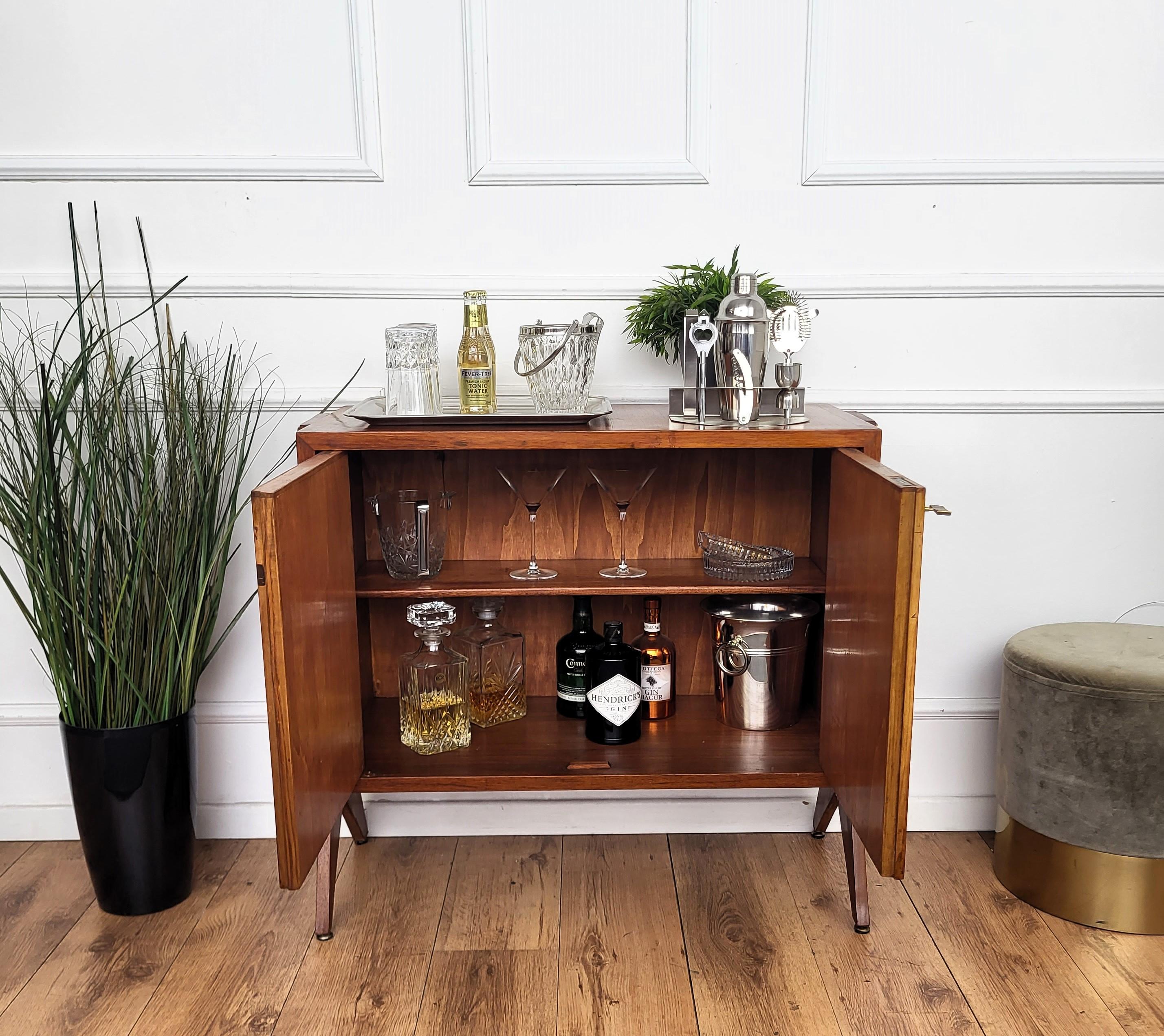 1960 Mid-Century Modern MCM Italian Walnut Wood and Brass Dry Bar Cabinet In condizioni buone in vendita a Carimate, Como