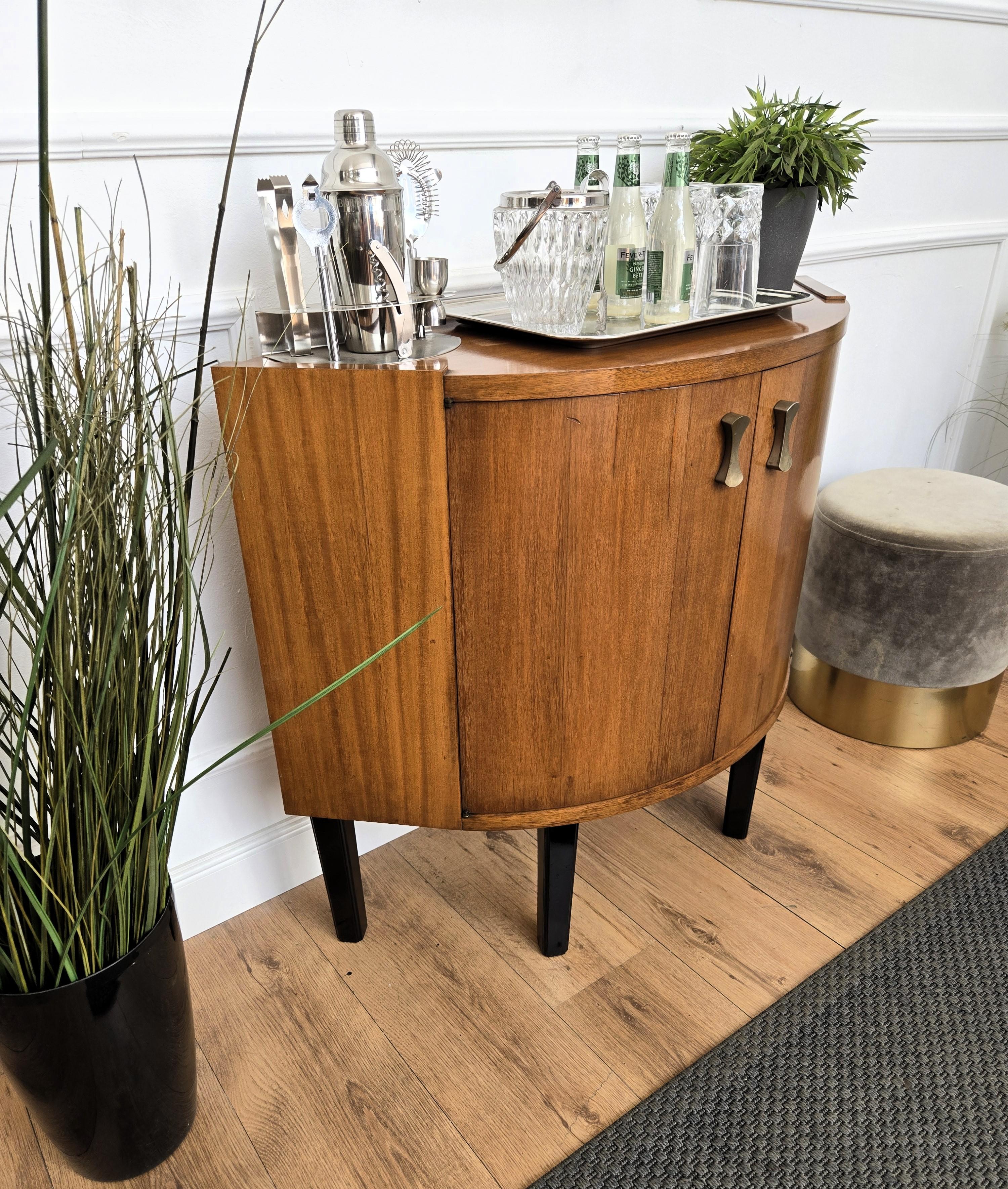 1960s Mid-Century Modern MCM Italian Walnut Wood and Brass Dry Bar Cabinet en Bueno estado para la venta en Carimate, Como