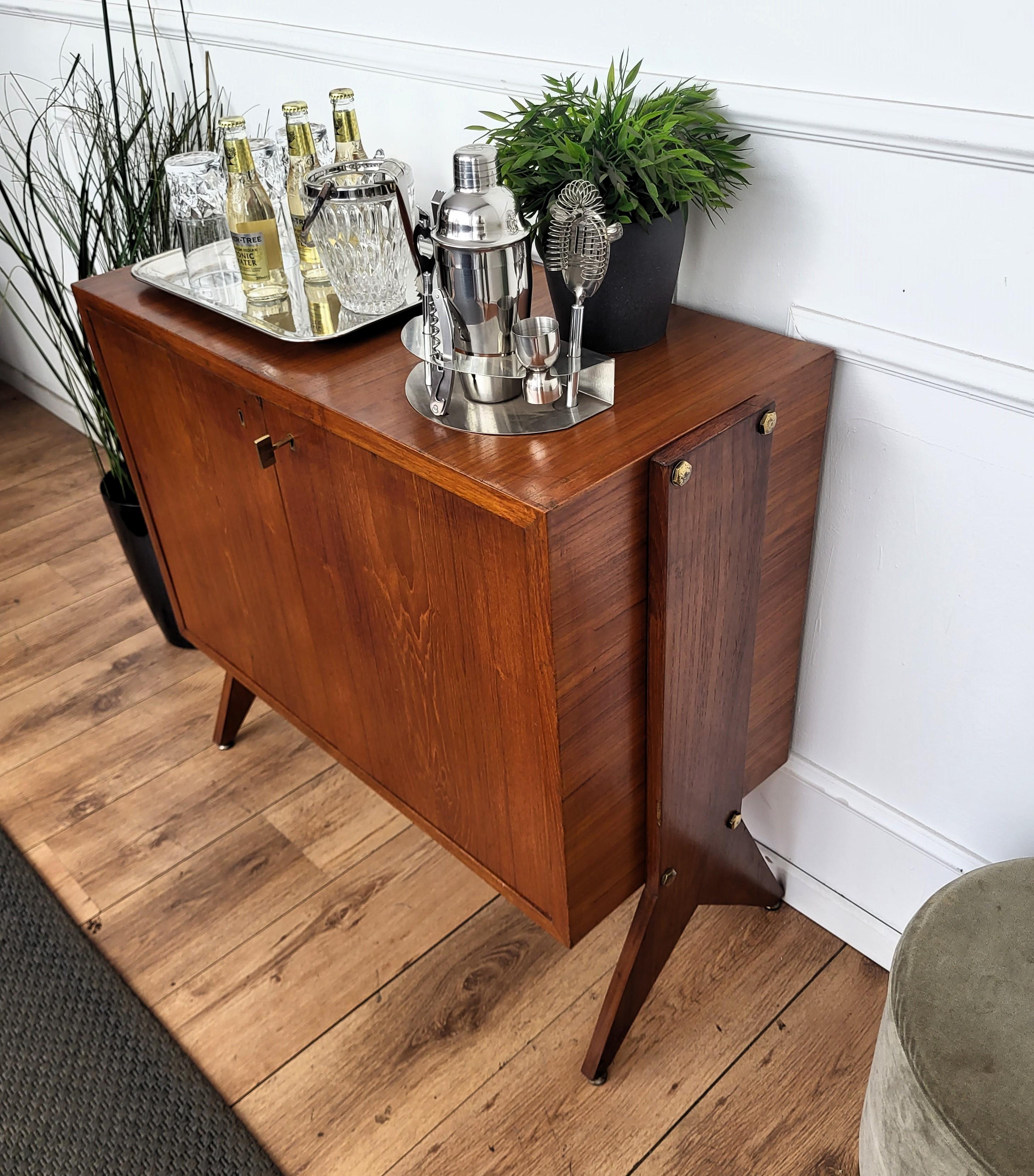XX secolo 1960 Mid-Century Modern MCM Italian Walnut Wood and Brass Dry Bar Cabinet in vendita