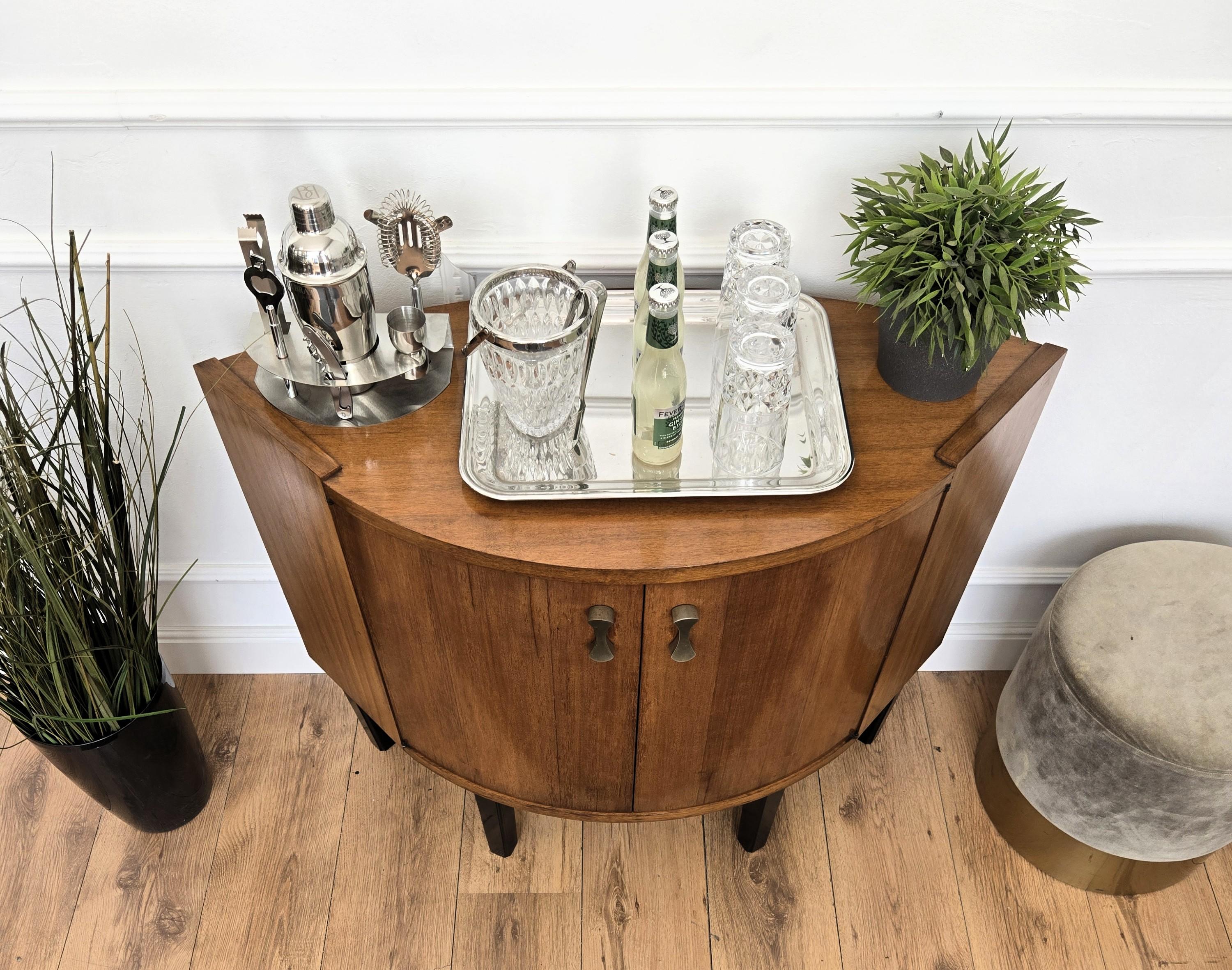 1960s Mid-Century Modern MCM Italian Walnut Wood and Brass Dry Bar Cabinet siglo XX en venta
