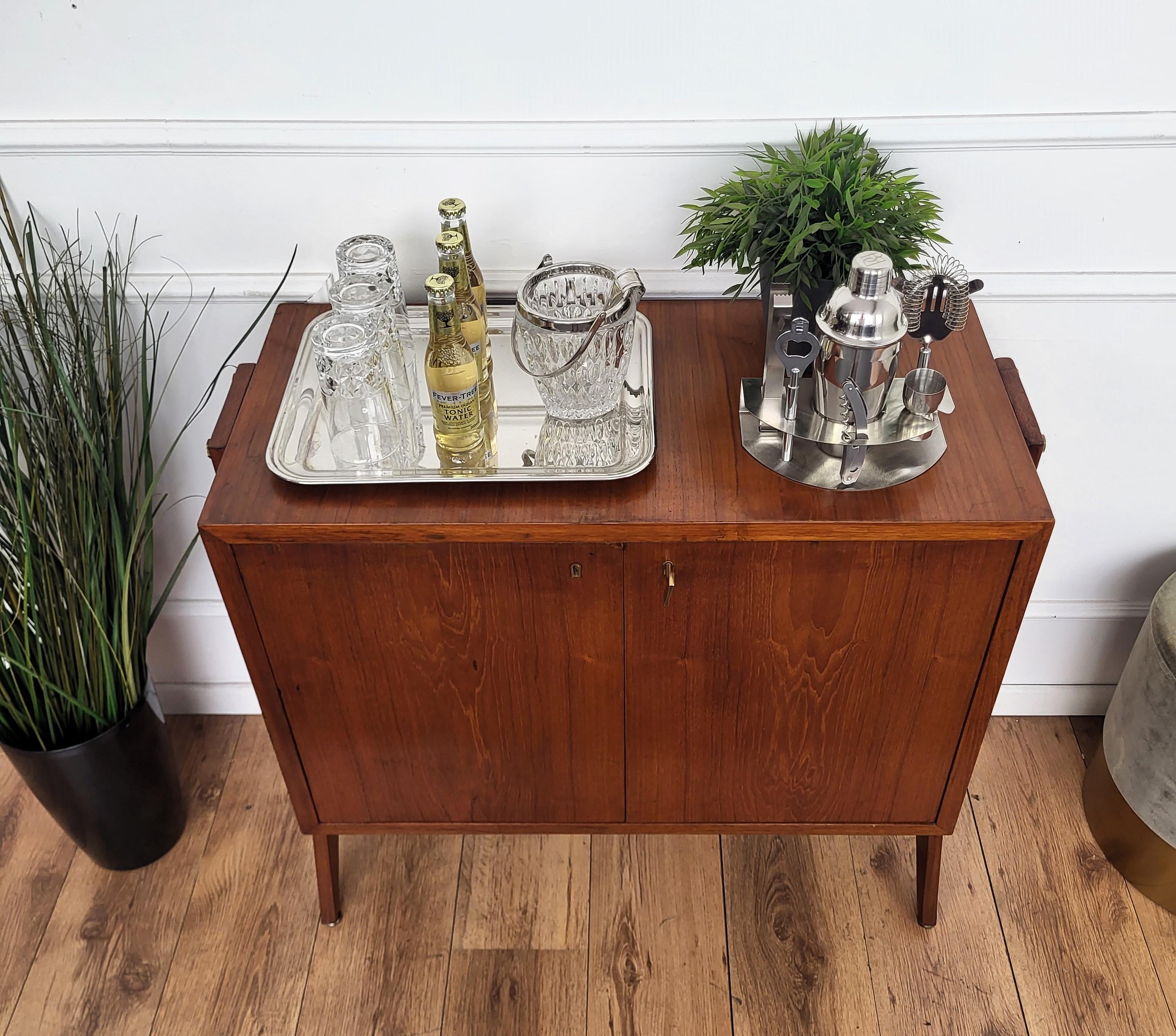 Ottone 1960 Mid-Century Modern MCM Italian Walnut Wood and Brass Dry Bar Cabinet in vendita