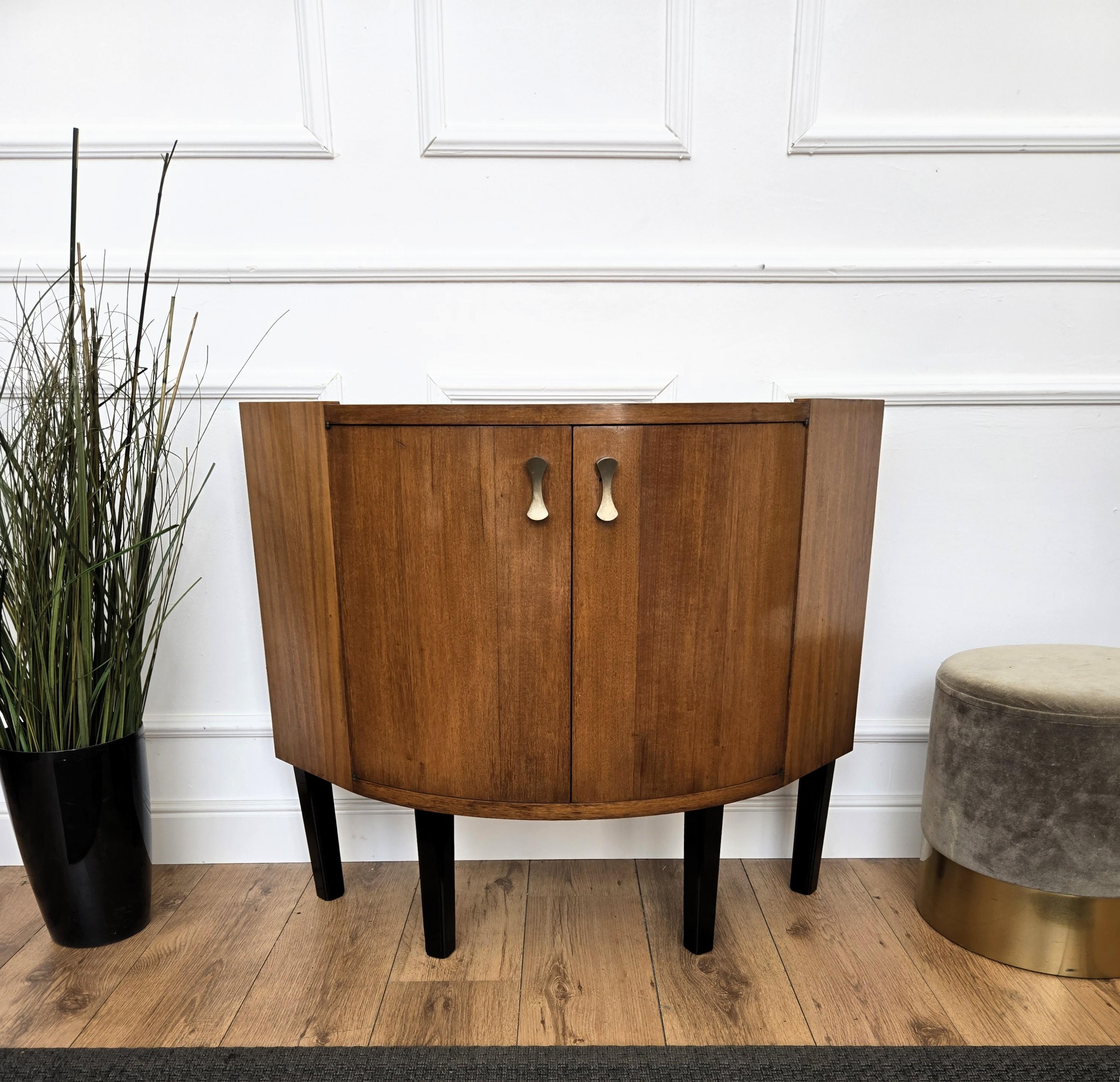1960s Mid-Century Modern MCM Italian Walnut Wood and Brass Dry Bar Cabinet Latón en venta