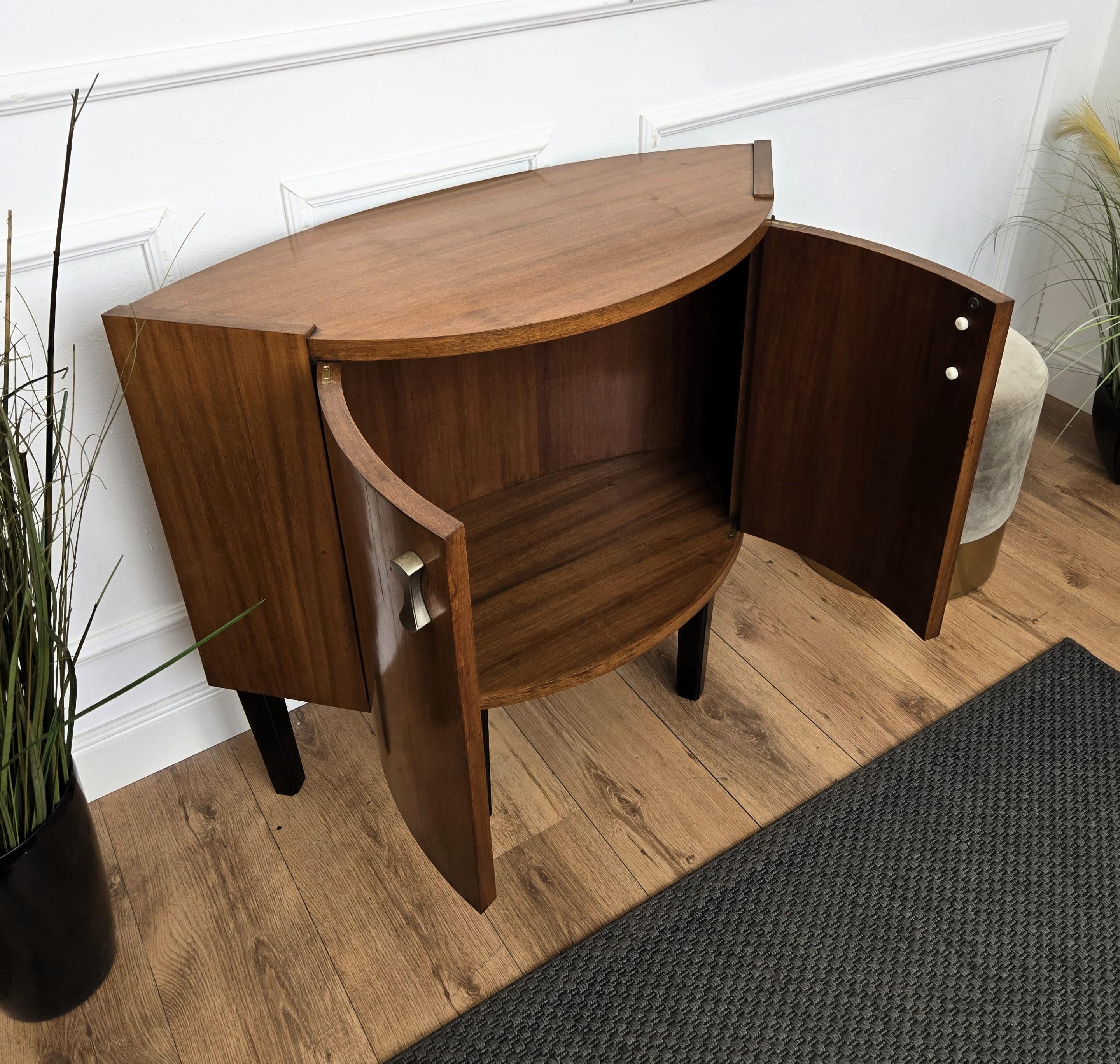 1960s Mid-Century Modern MCM Italian Walnut Wood and Brass Dry Bar Cabinet en venta 1