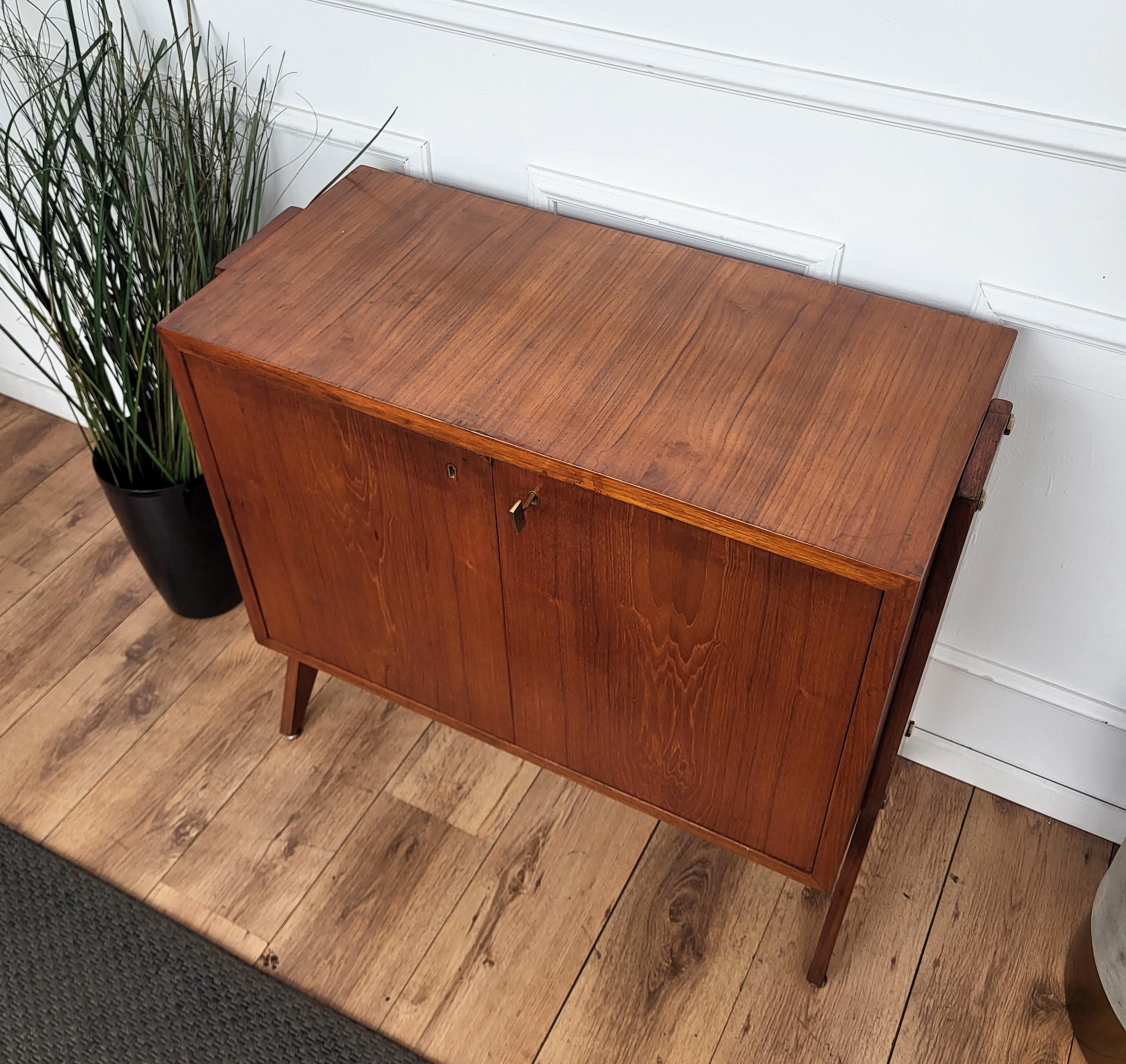 1960 Mid-Century Modern MCM Italian Walnut Wood and Brass Dry Bar Cabinet in vendita 2