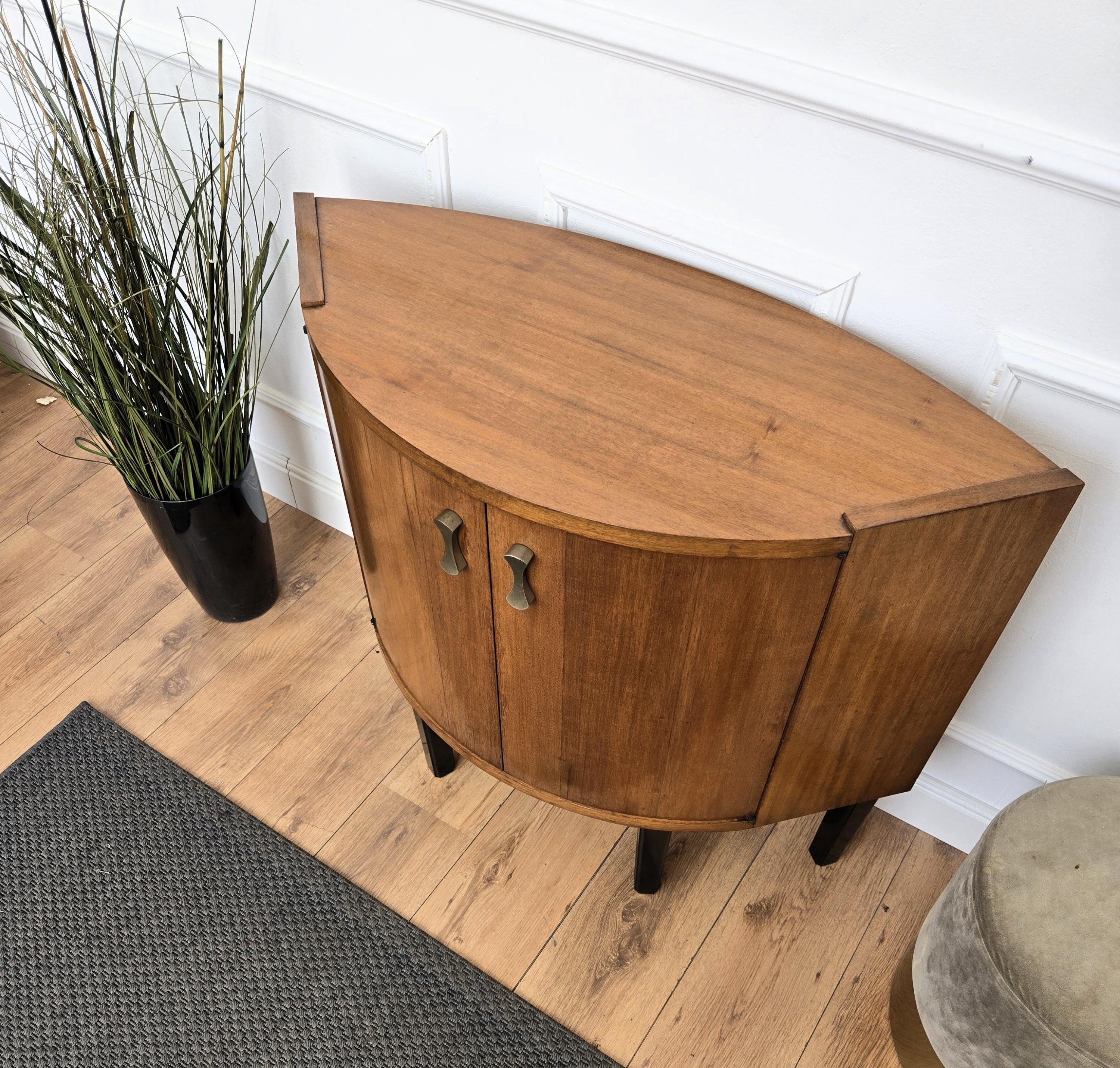 1960s Mid-Century Modern MCM Italian Walnut Wood and Brass Dry Bar Cabinet en venta 2