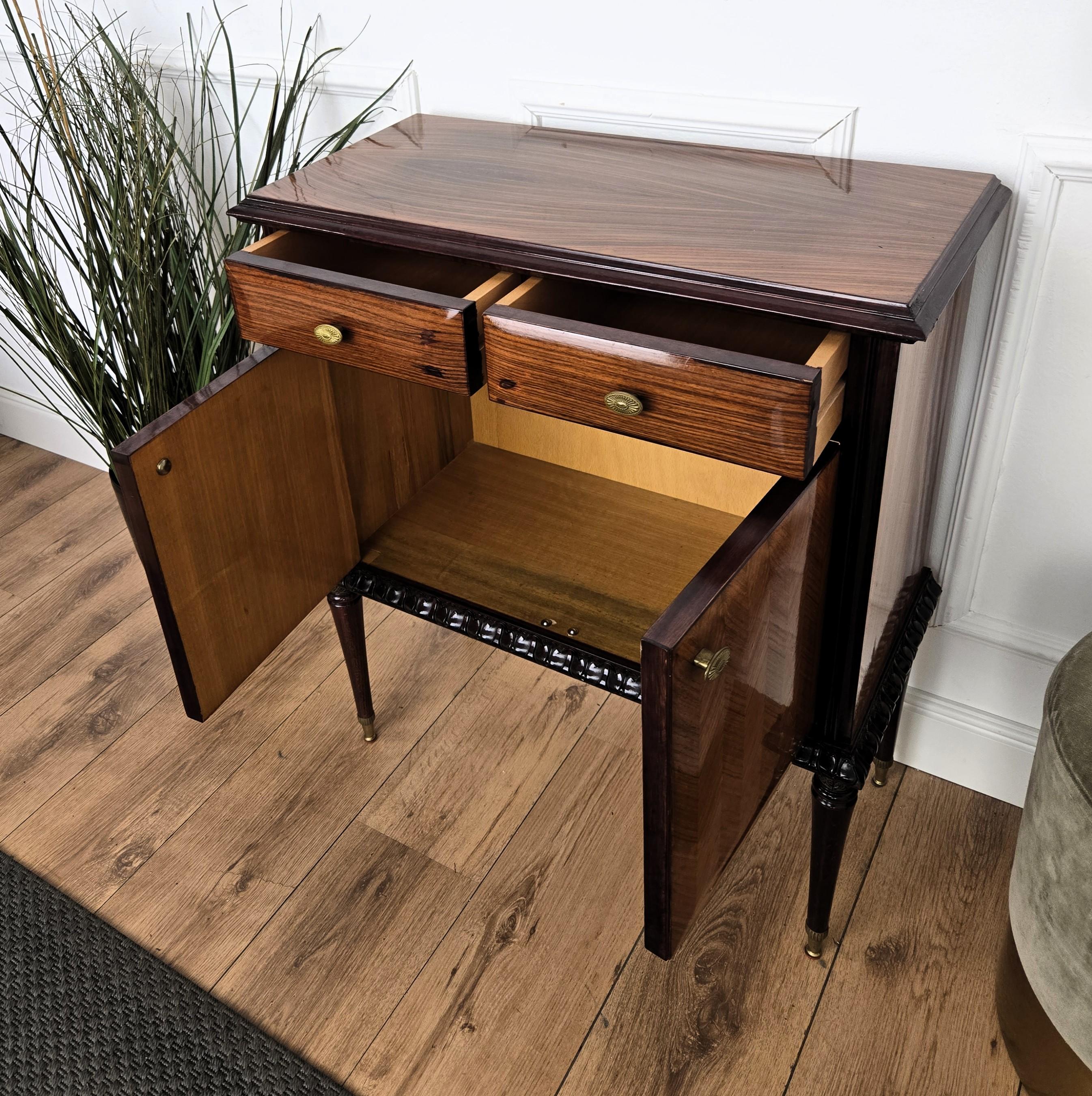Consola de entrada de madera y latón italiana MCM de mediados de siglo de 1960 en venta 3