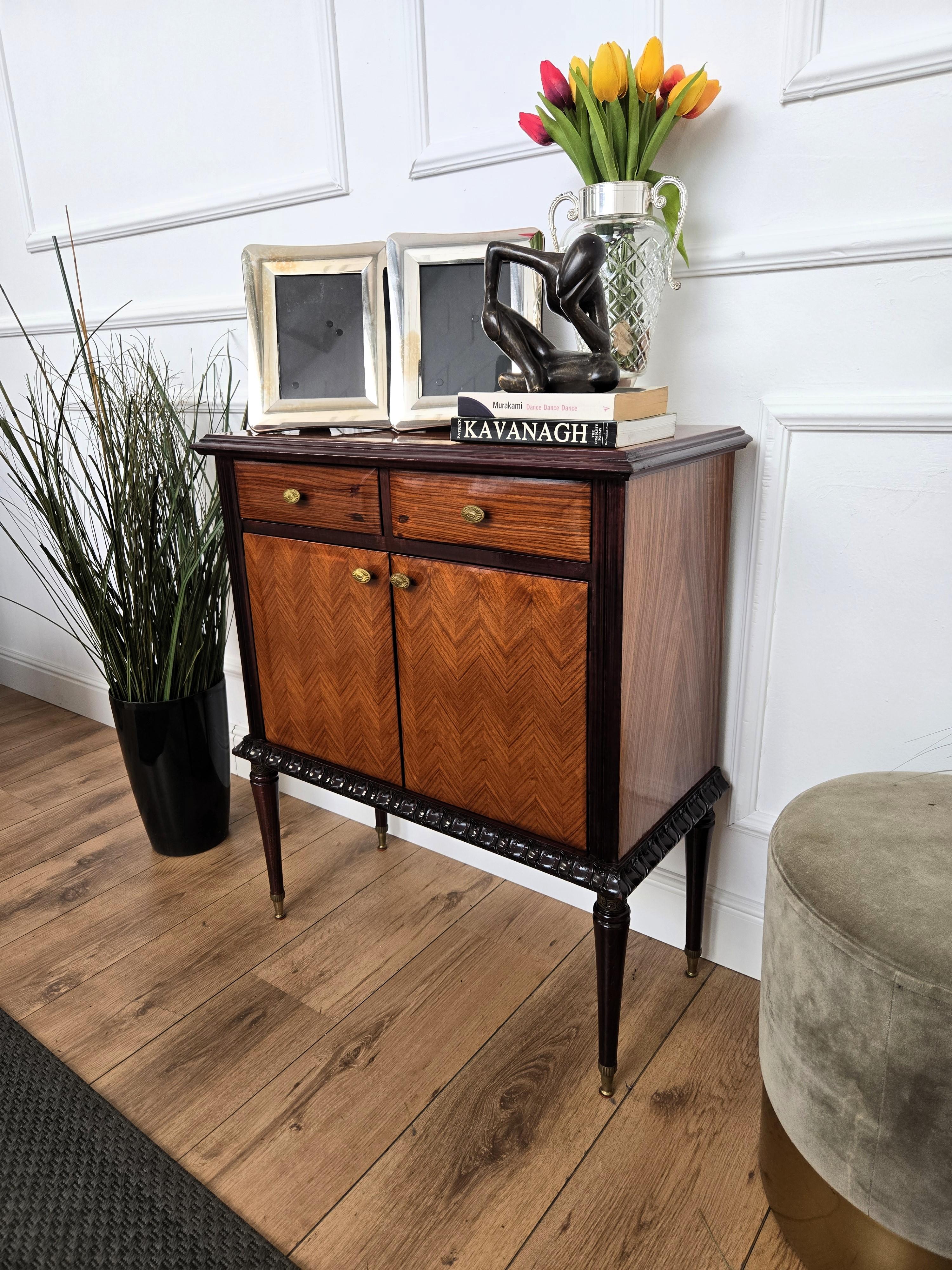 Consola de entrada de madera y latón italiana MCM de mediados de siglo de 1960 Moderno de mediados de siglo en venta