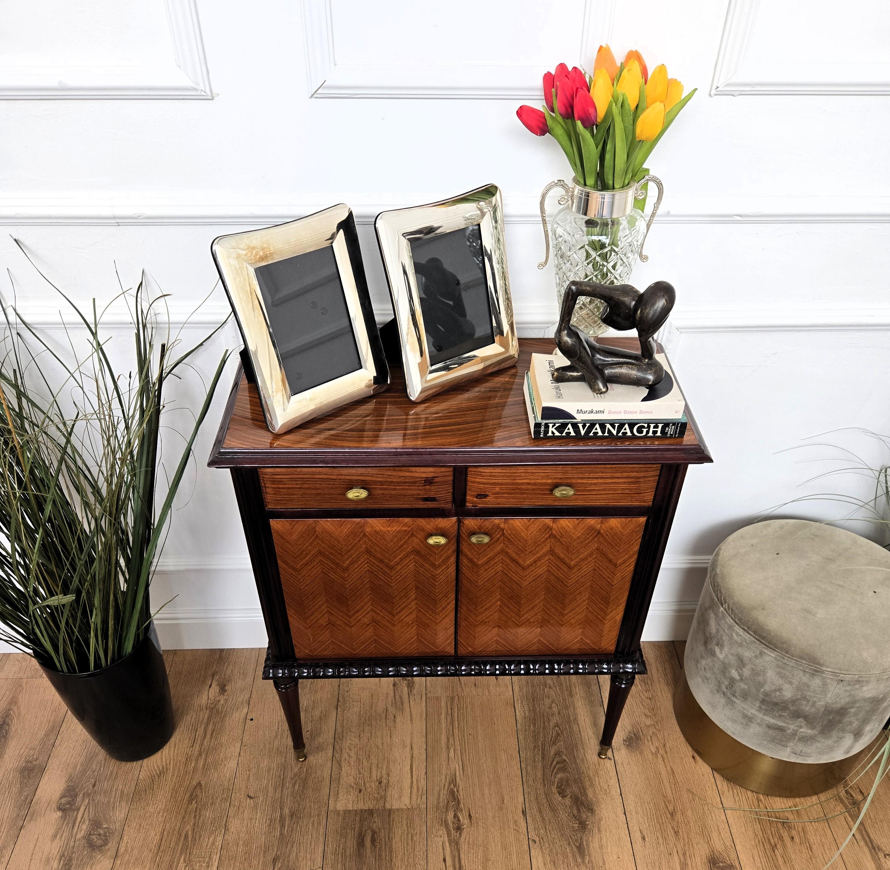 Consola de entrada de madera y latón italiana MCM de mediados de siglo de 1960 Italiano en venta