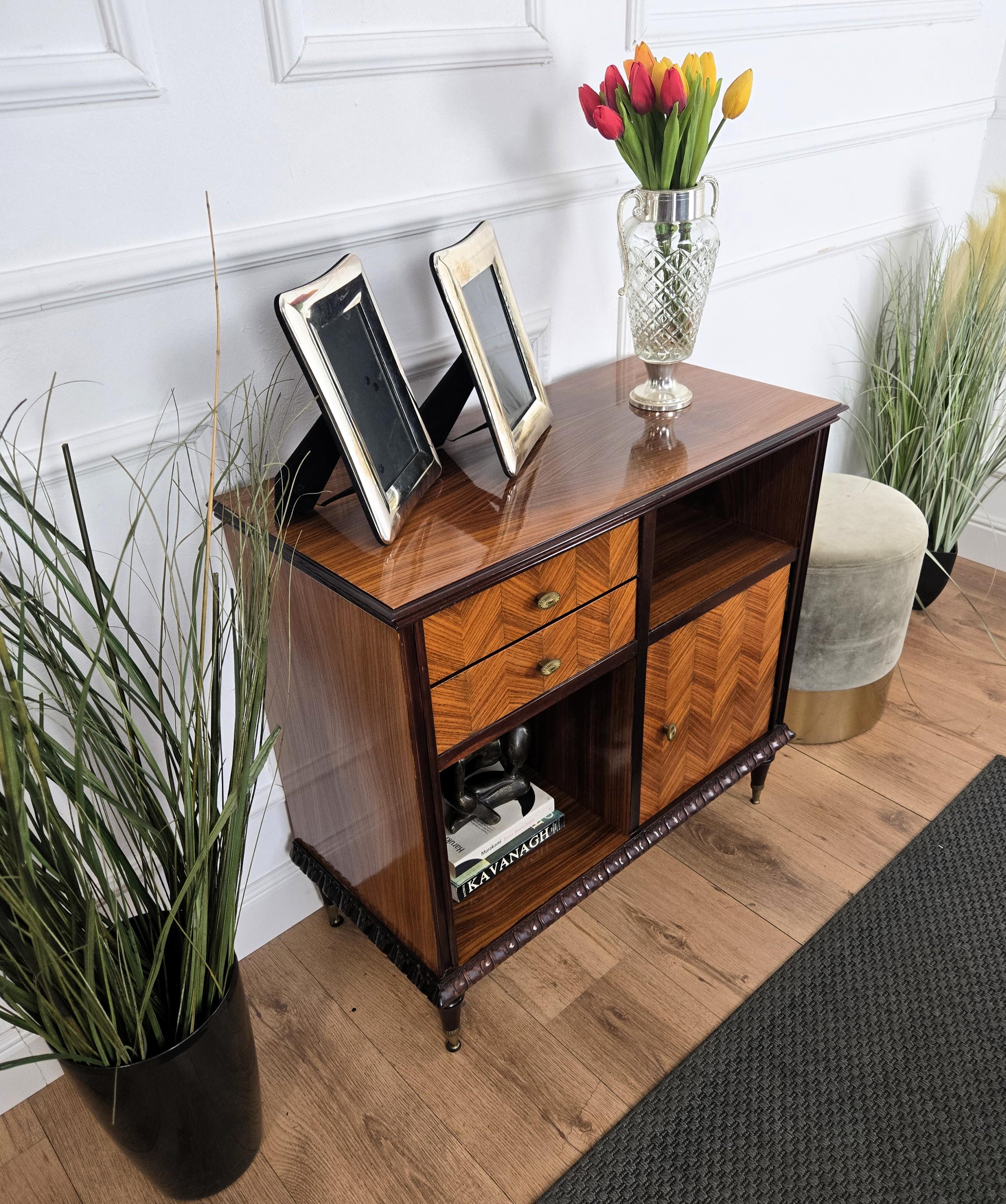 1960s Mid-Century Modern MCM Italian Wood and Brass Entryway Console Cabinet Bon état - En vente à Carimate, Como