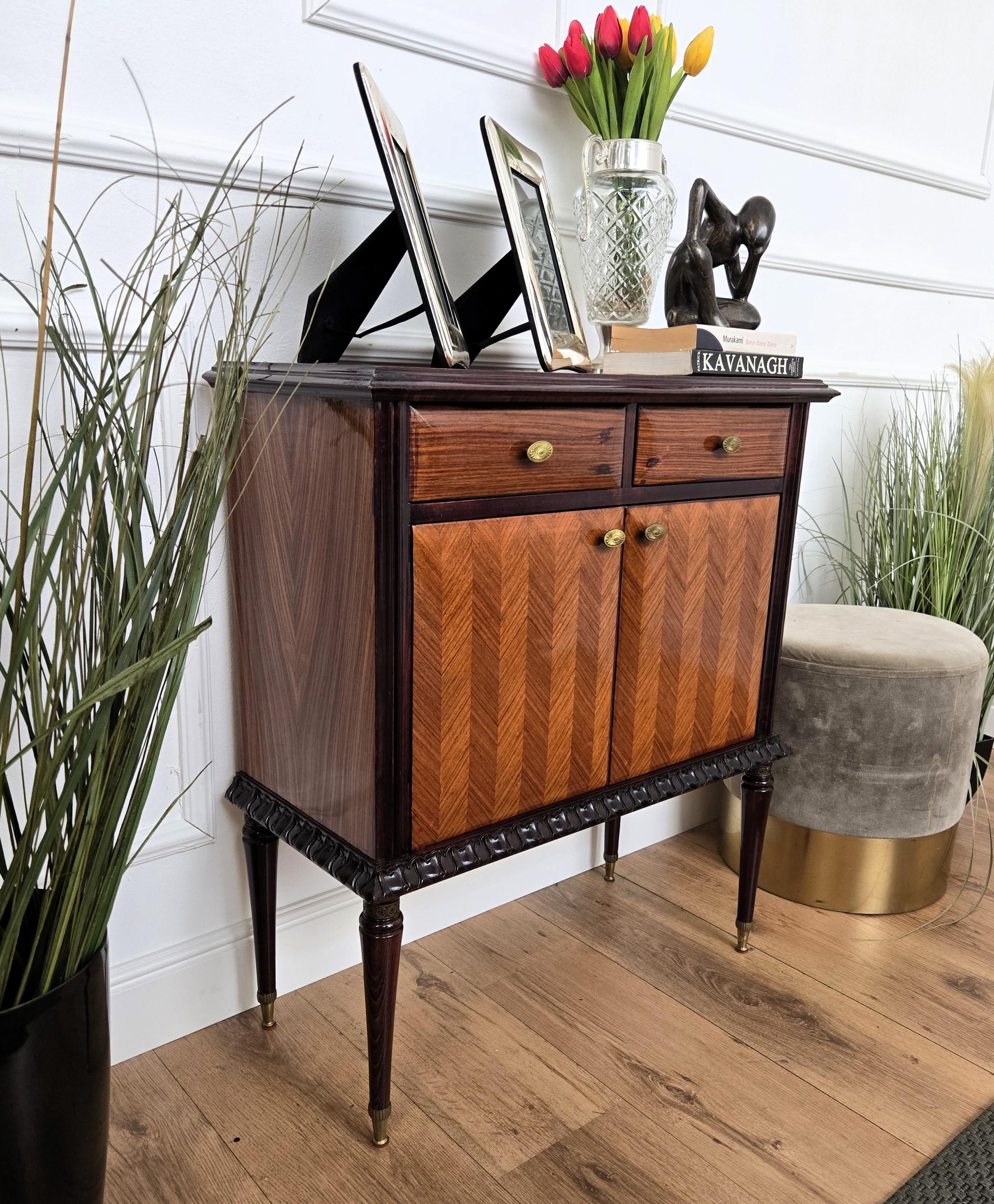 Consola de entrada de madera y latón italiana MCM de mediados de siglo de 1960 en Bueno estado para la venta en Carimate, Como