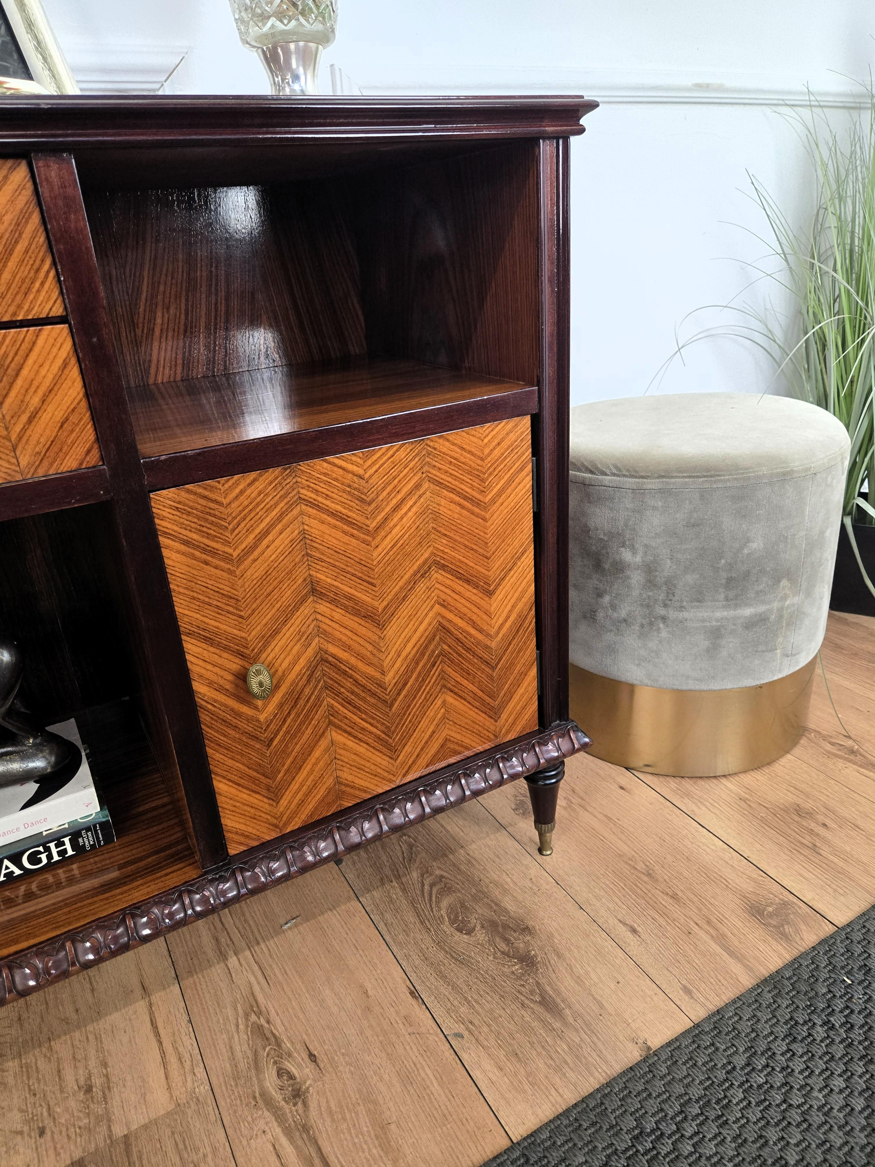 Laiton 1960s Mid-Century Modern MCM Italian Wood and Brass Entryway Console Cabinet en vente