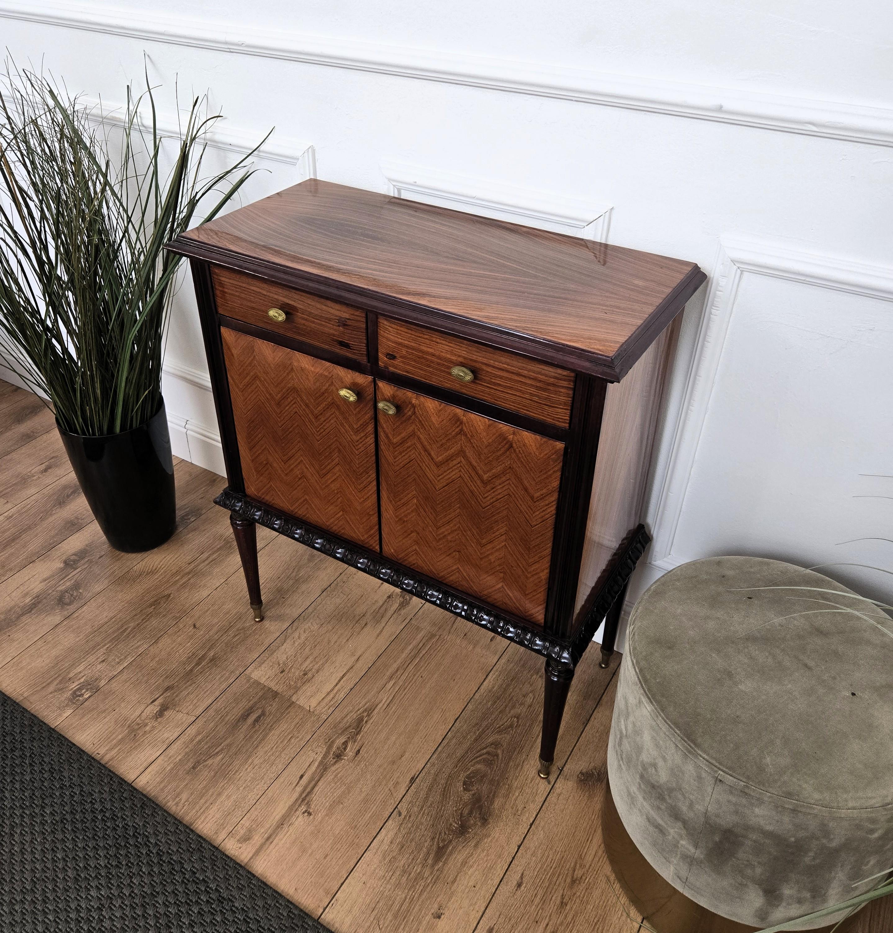 Consola de entrada de madera y latón italiana MCM de mediados de siglo de 1960 Latón en venta