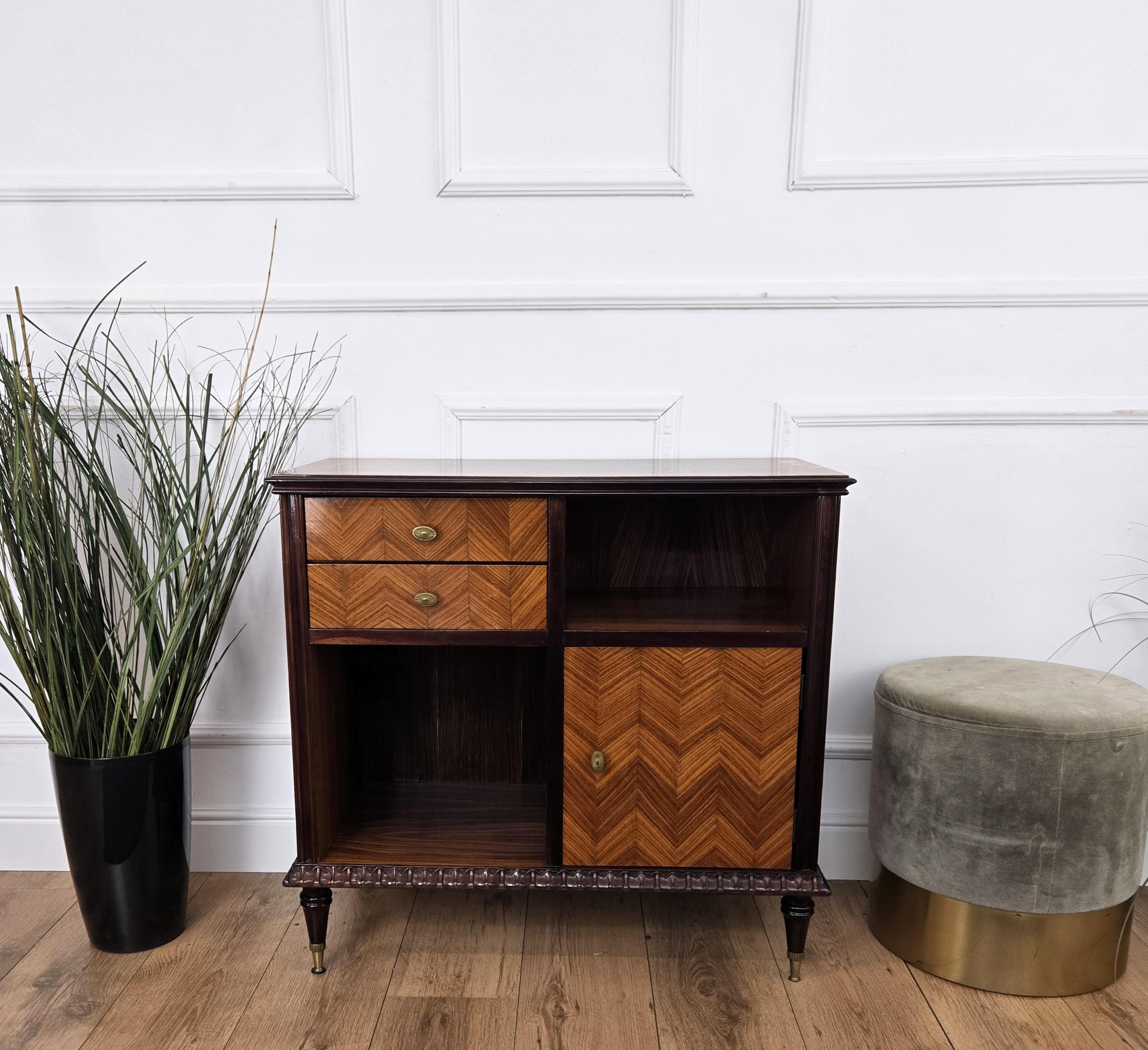 1960s Mid-Century Modern MCM Italian Wood and Brass Entryway Console Cabinet en vente 1