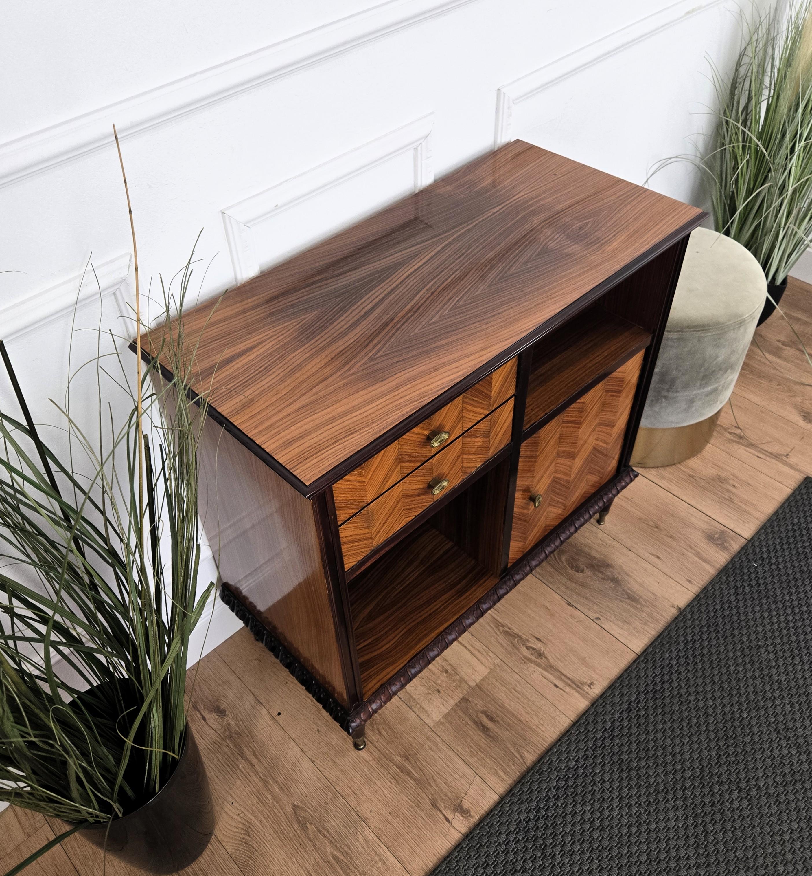 1960s Mid-Century Modern MCM Italian Wood and Brass Entryway Console Cabinet en vente 2