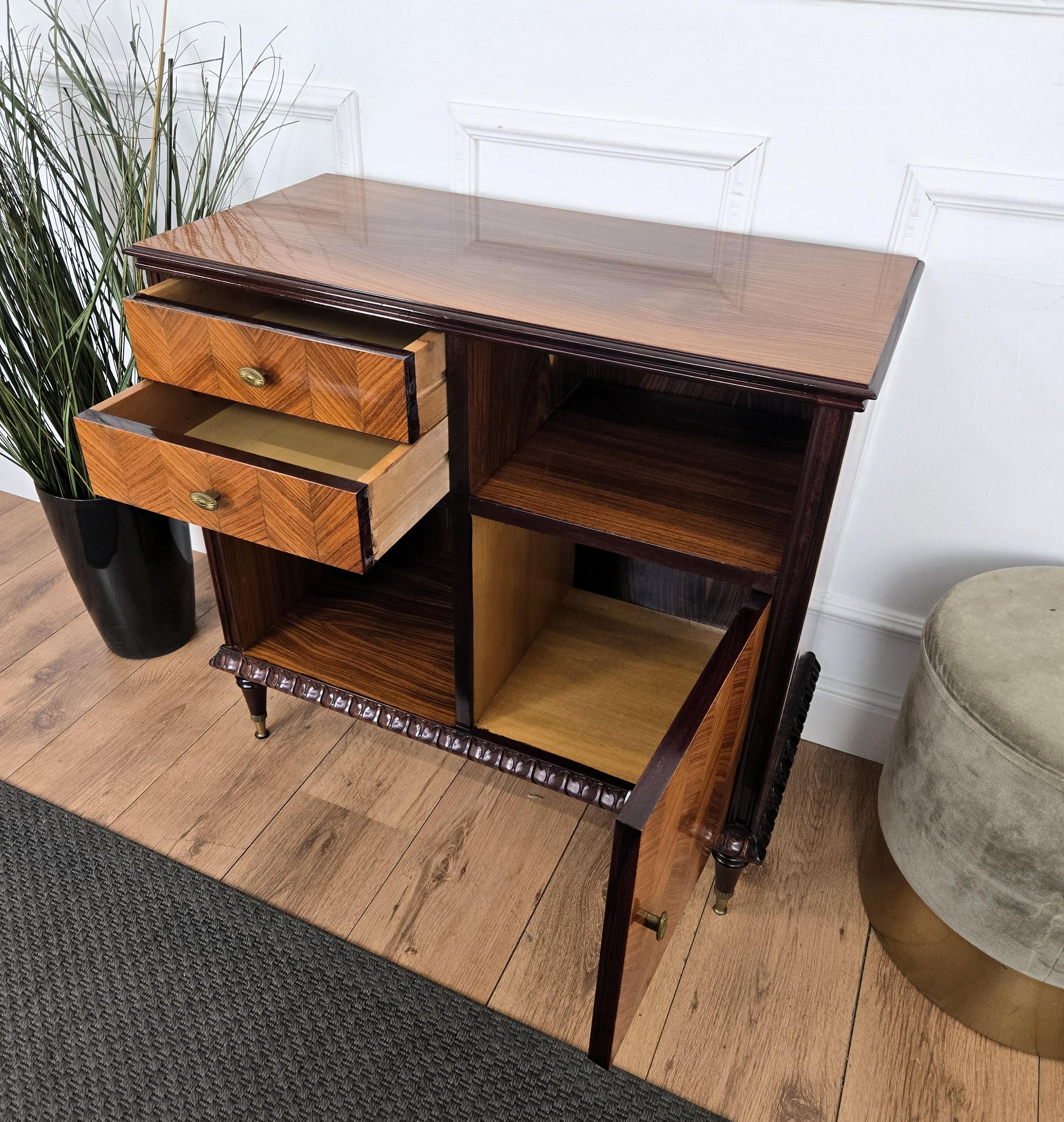 1960s Mid-Century Modern MCM Italian Wood and Brass Entryway Console Cabinet en vente 3