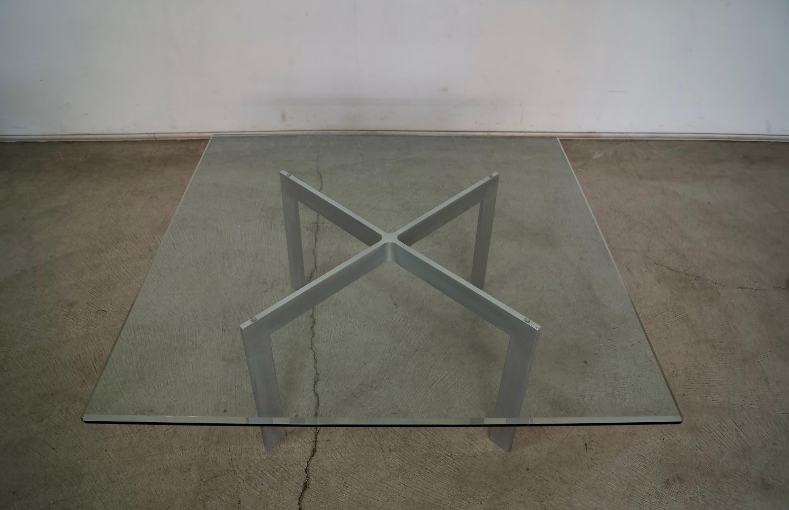 Table basse Vintage Midcentury Modern à vendre. A la manière de Mies Van Der Rohe, cette table basse a été conçue dans les années 1920, à l'époque du Bauhaus. Fabriqué en une seule pièce d'aluminium solide, et en très bon état vintage. Livré avec un