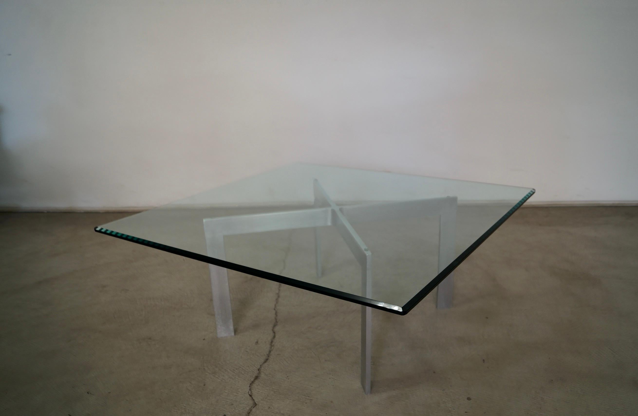 Table basse moderne mi-siècle Mies Van Der Rohe des années 1960 Bon état - En vente à Burbank, CA