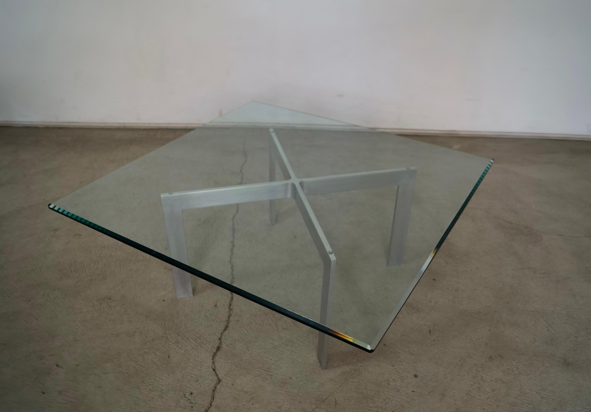 Aluminium Table basse moderne mi-siècle Mies Van Der Rohe des années 1960 en vente