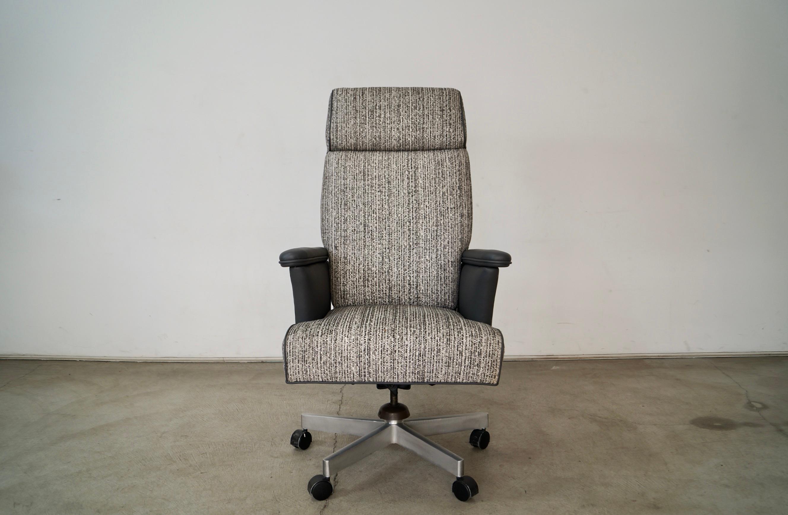 Sedia da scrivania originale vintage del Midcentury Modern in vendita. Alla maniera di Monteverdi-Young designs. Questa sedia è stata rivestita professionalmente ed è pronta per essere apprezzata di nuovo. Abbiamo scelto un tweed testurizzato di
