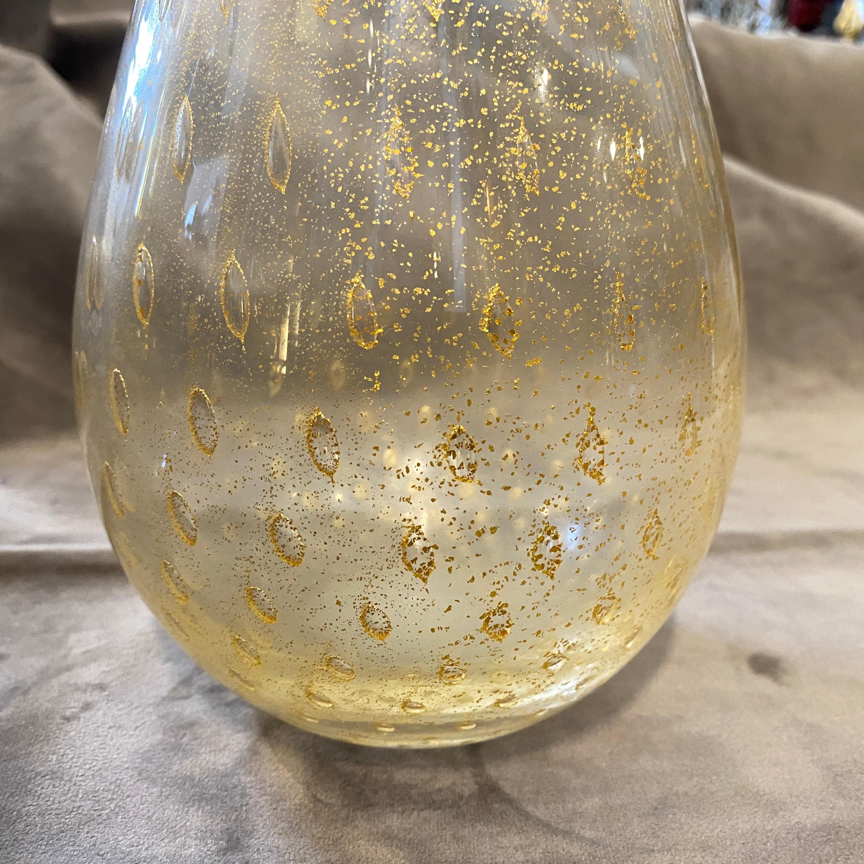 Eine Vase aus transparentem und goldenem Murano-Glas, die in den sechziger Jahren in Venedig entworfen und hergestellt wurde. Reines Gold im Inneren des Glases verleiht ihr ein außergewöhnliches Aussehen. Es wurde vollständig von Hand gefertigt und