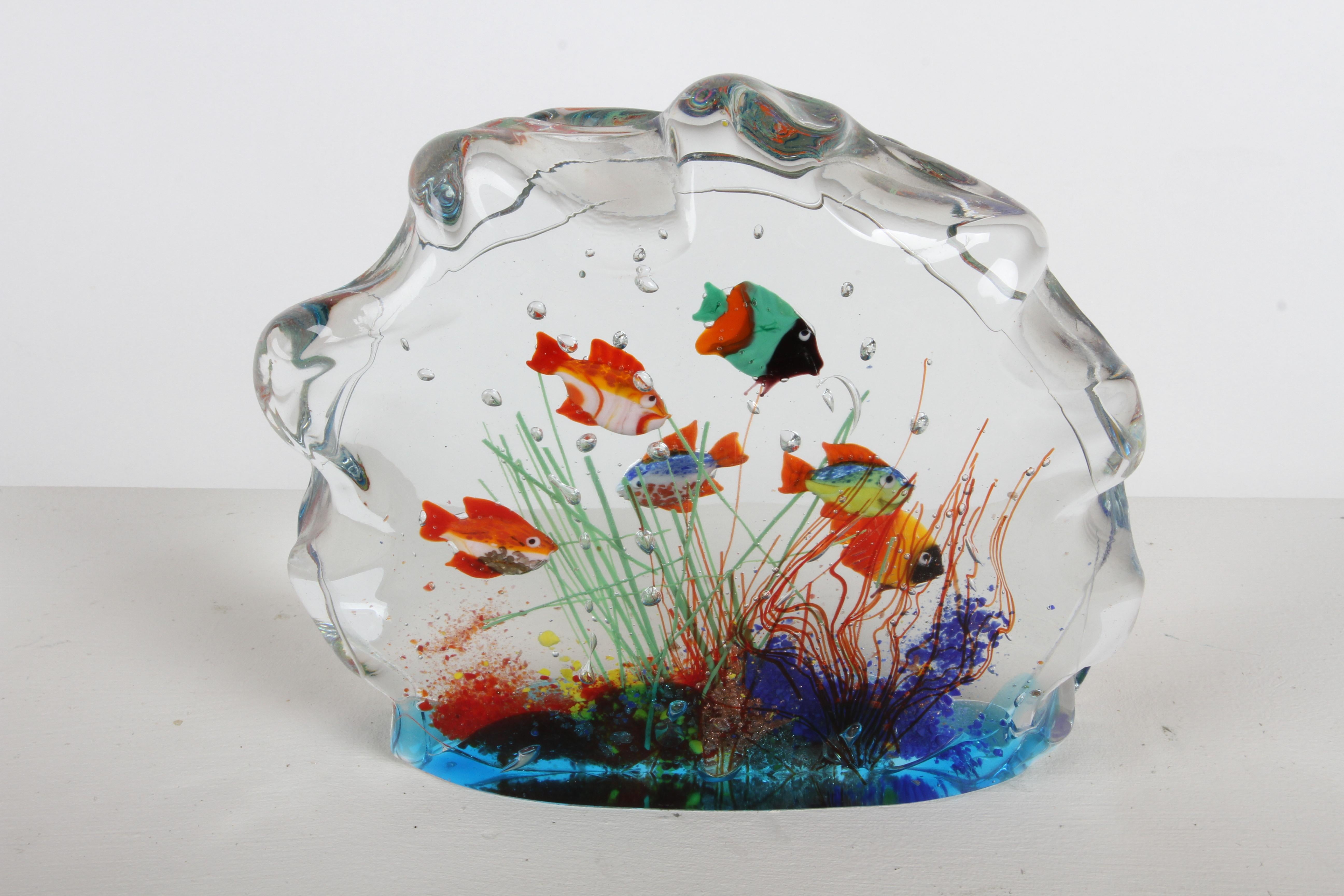 Scultura d'arte per acquario in vetro di Murano del 1960, moderna e di metà secolo, con bordi ad effetto cesellato. Avere sei coloratissimi  pesci tropicali, alghe e fondali blu. Non firmato, attribuito a Cenedese

