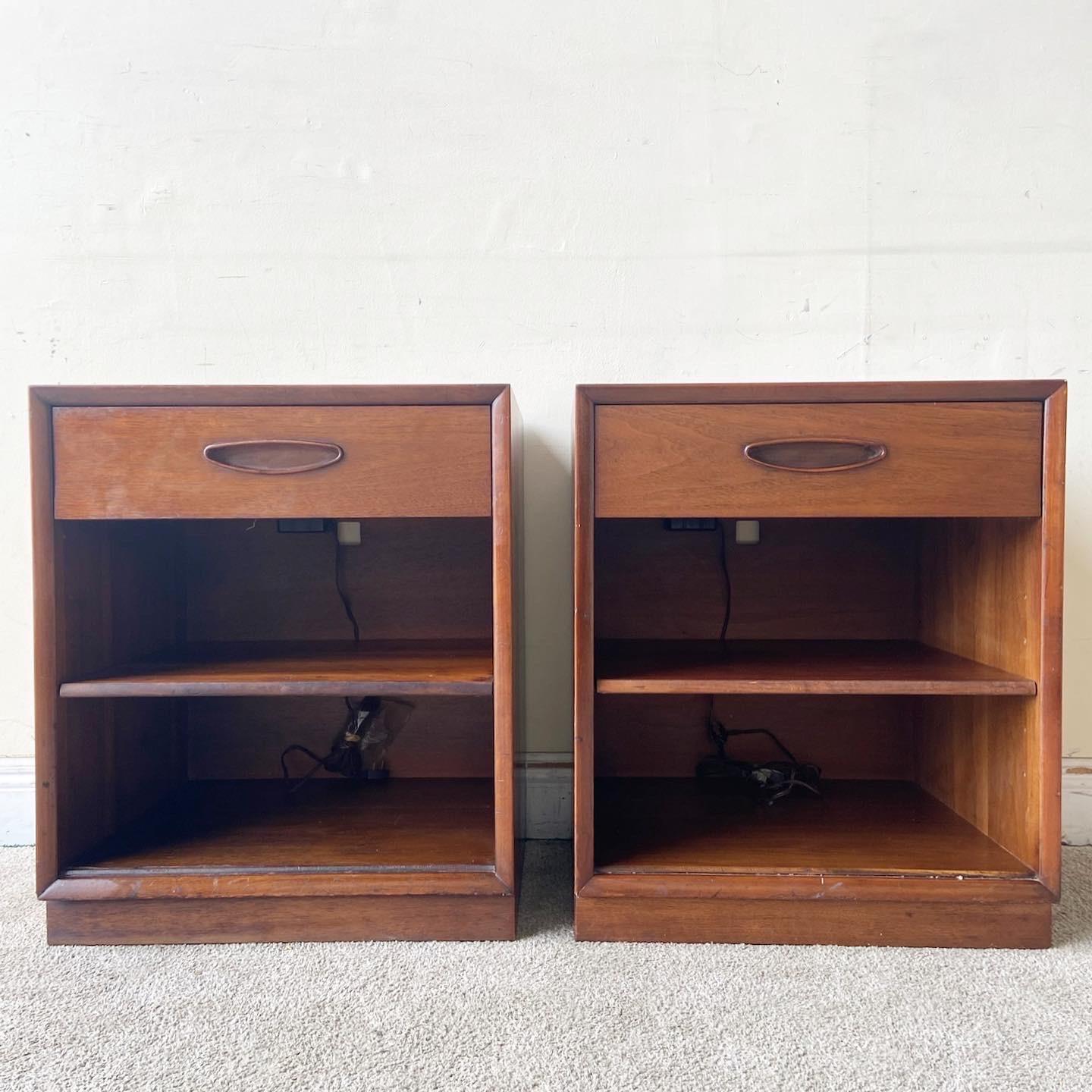 1960s Mid-Century Modern Nightstands by Henredon, a Pair 3
