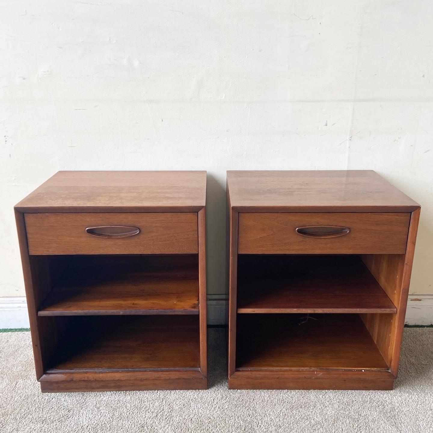 Exceptional pair of Mid-Century Modern nightstands by Henredon. Each features one spacious drawer with an inlaid handle.
 