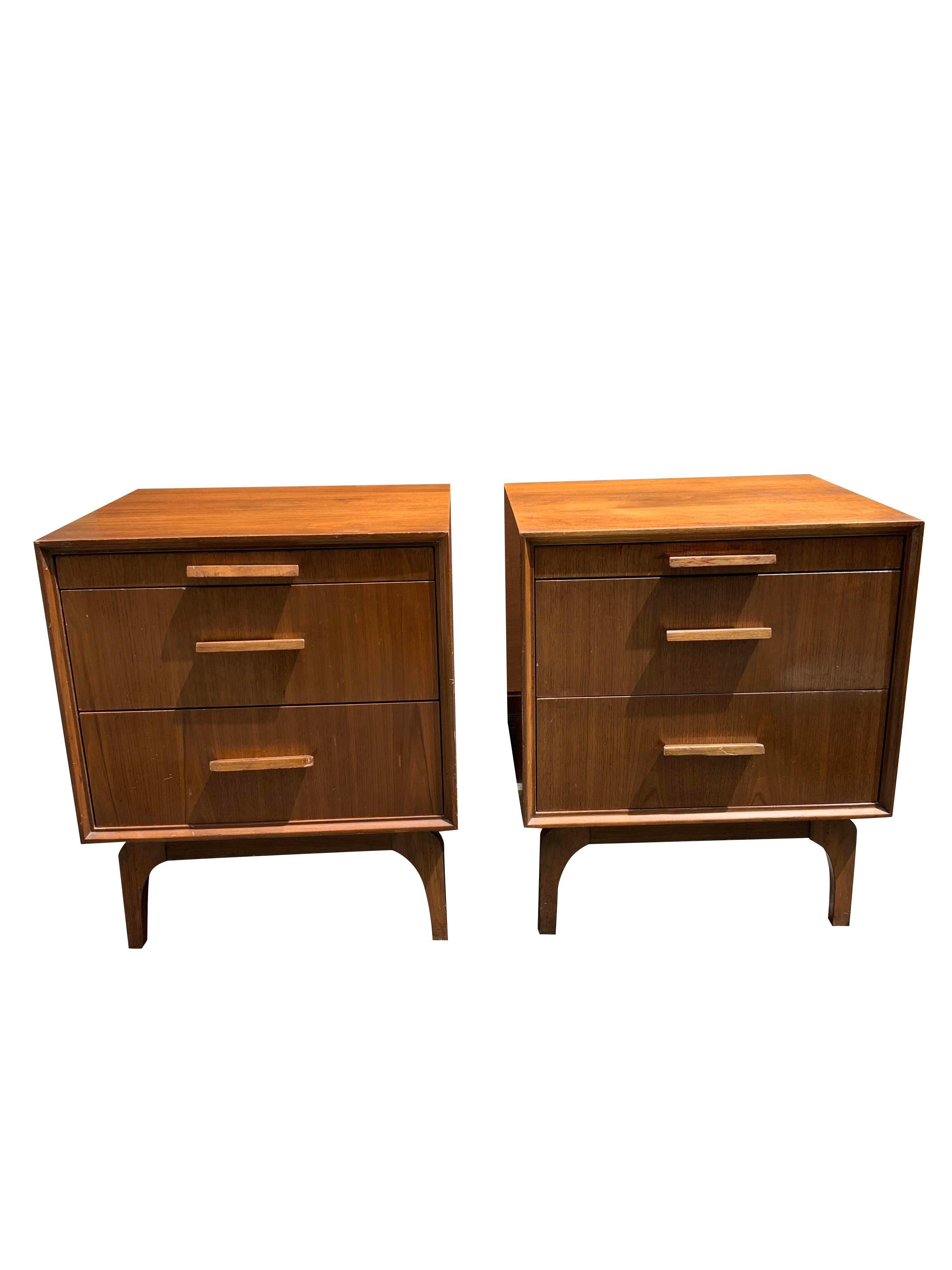 Mid-Century Modern Vintage Nightstands with Curved Legs and Tray Drawer - A Pair.

Elevate your bedroom with this stunning pair of Mid-Century Modern Vintage Nightstands with Curved Legs and Tray Drawer. These iconic pieces combine form and function